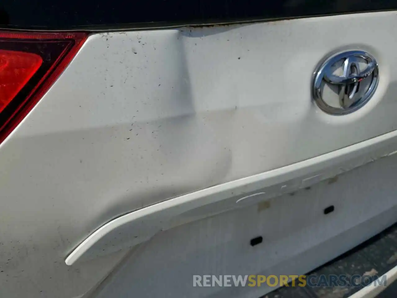 9 Photograph of a damaged car 5TDYZ3DC6KS017853 TOYOTA SIENNA 2019