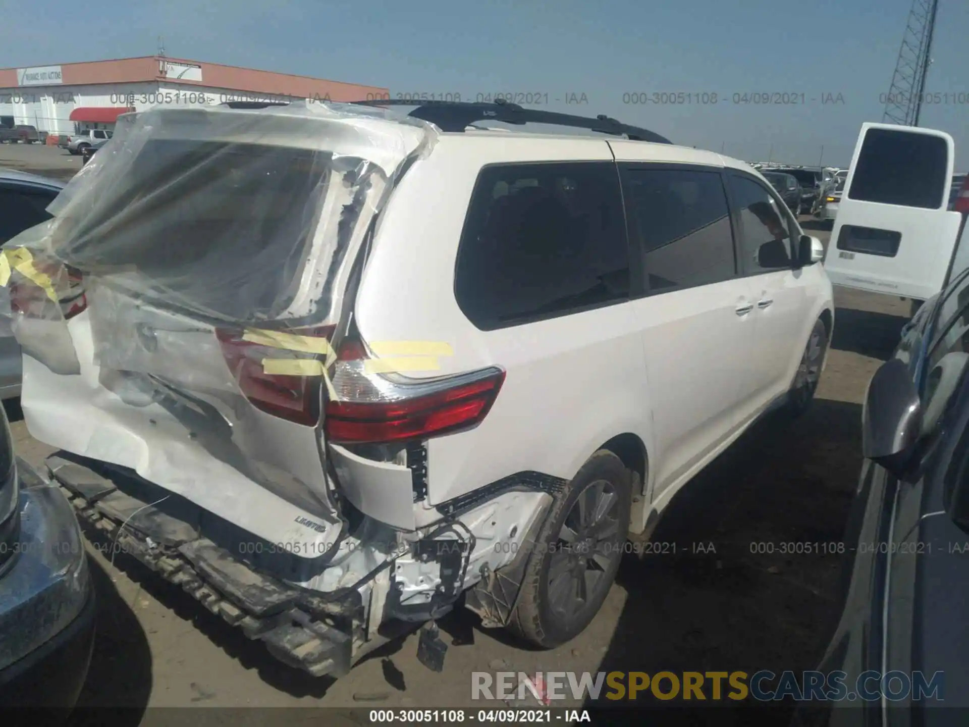 4 Photograph of a damaged car 5TDYZ3DC6KS966044 TOYOTA SIENNA 2019