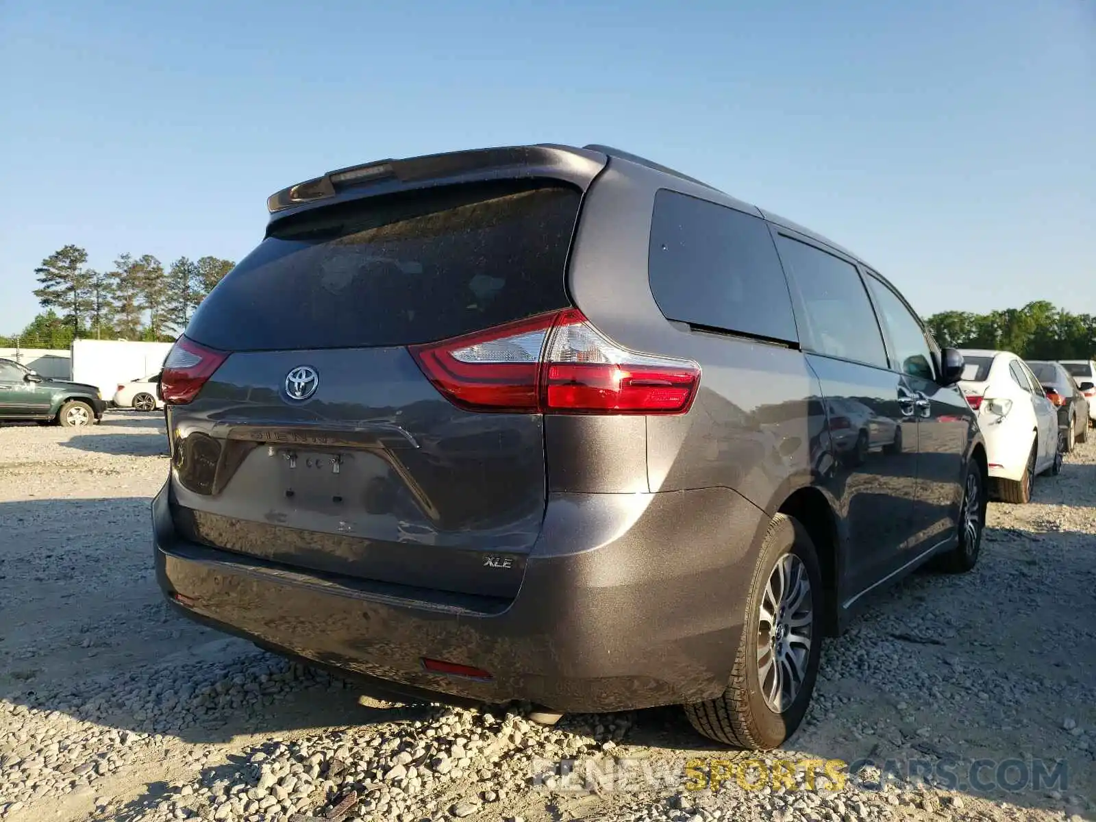 4 Photograph of a damaged car 5TDYZ3DC6KS966299 TOYOTA SIENNA 2019