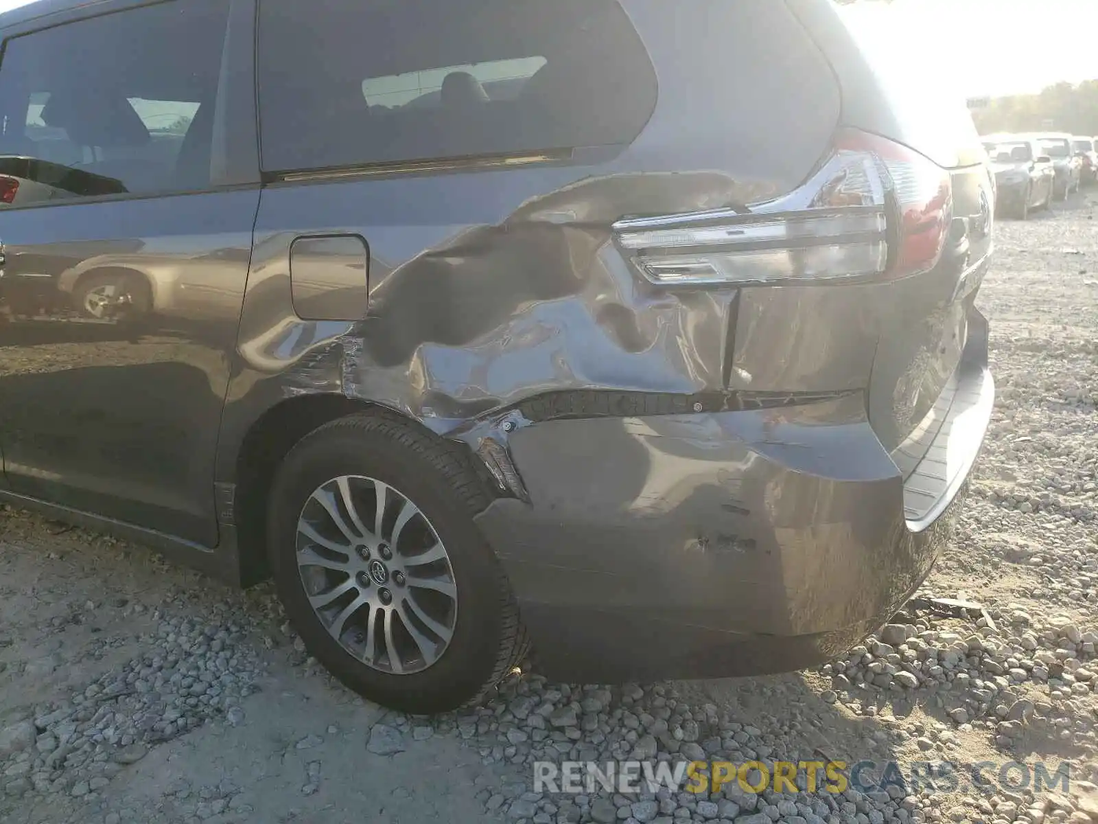 9 Photograph of a damaged car 5TDYZ3DC6KS966299 TOYOTA SIENNA 2019