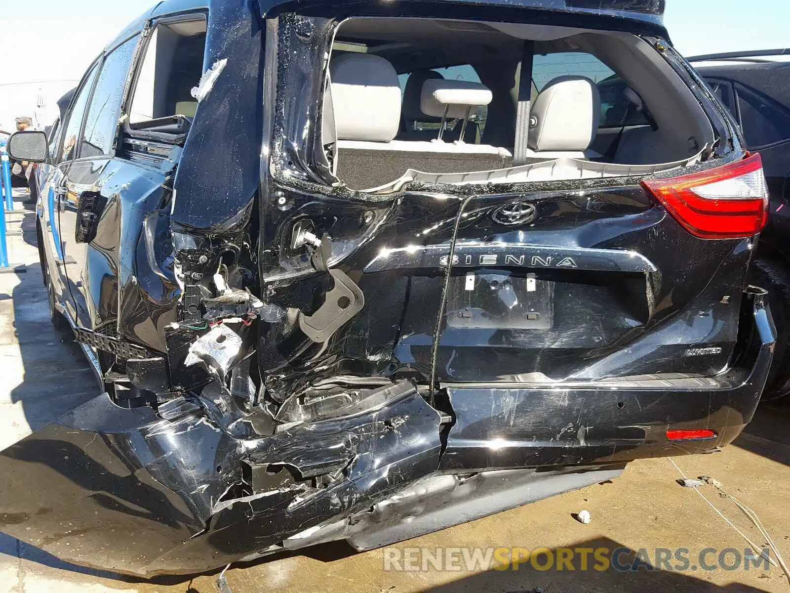 9 Photograph of a damaged car 5TDYZ3DC6KS969509 TOYOTA SIENNA 2019