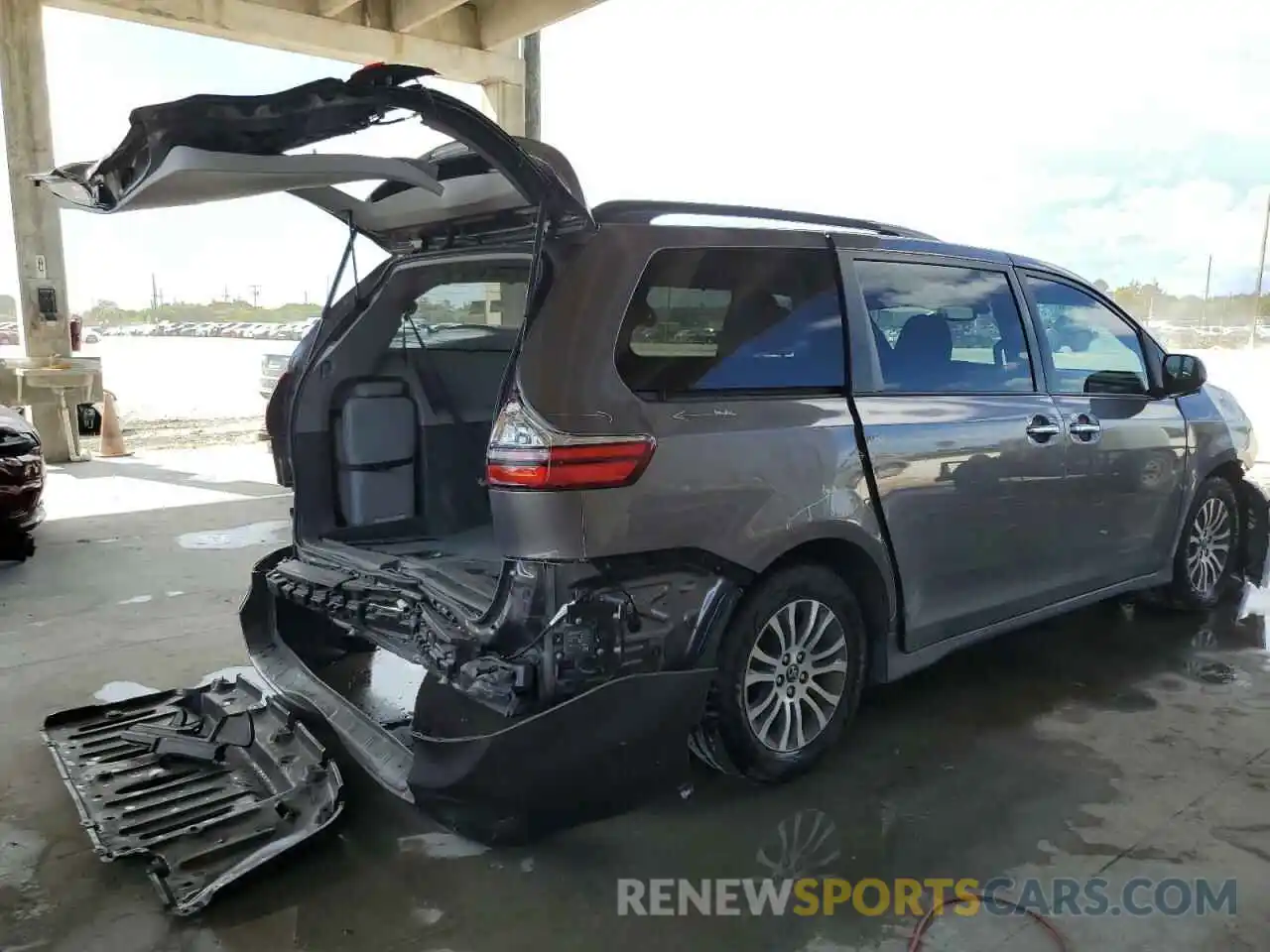 4 Photograph of a damaged car 5TDYZ3DC6KS972023 TOYOTA SIENNA 2019