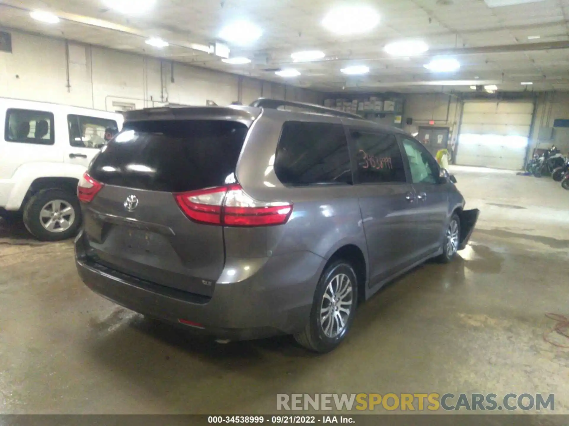 4 Photograph of a damaged car 5TDYZ3DC6KS972586 TOYOTA SIENNA 2019