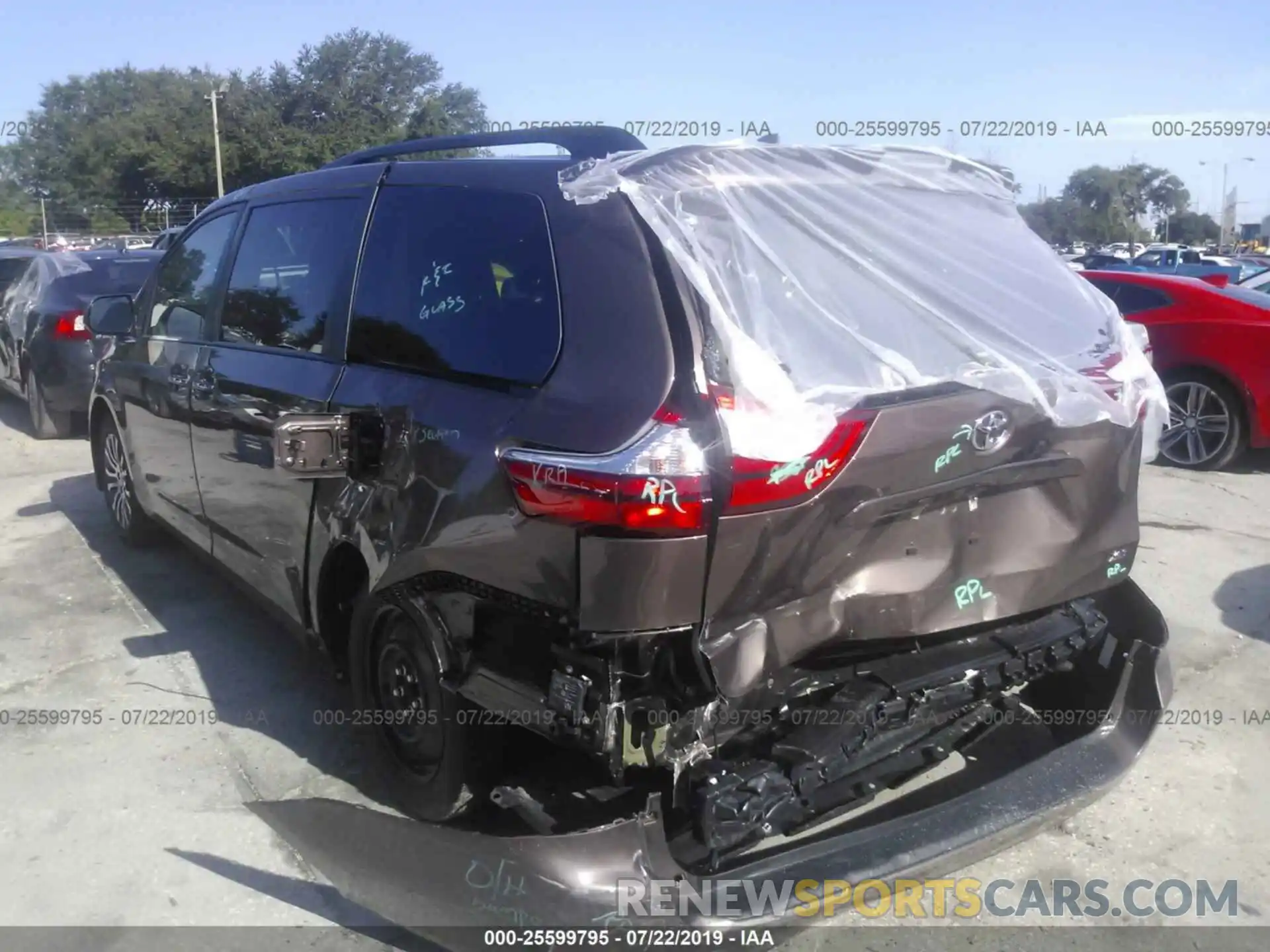 3 Photograph of a damaged car 5TDYZ3DC6KS974077 TOYOTA SIENNA 2019