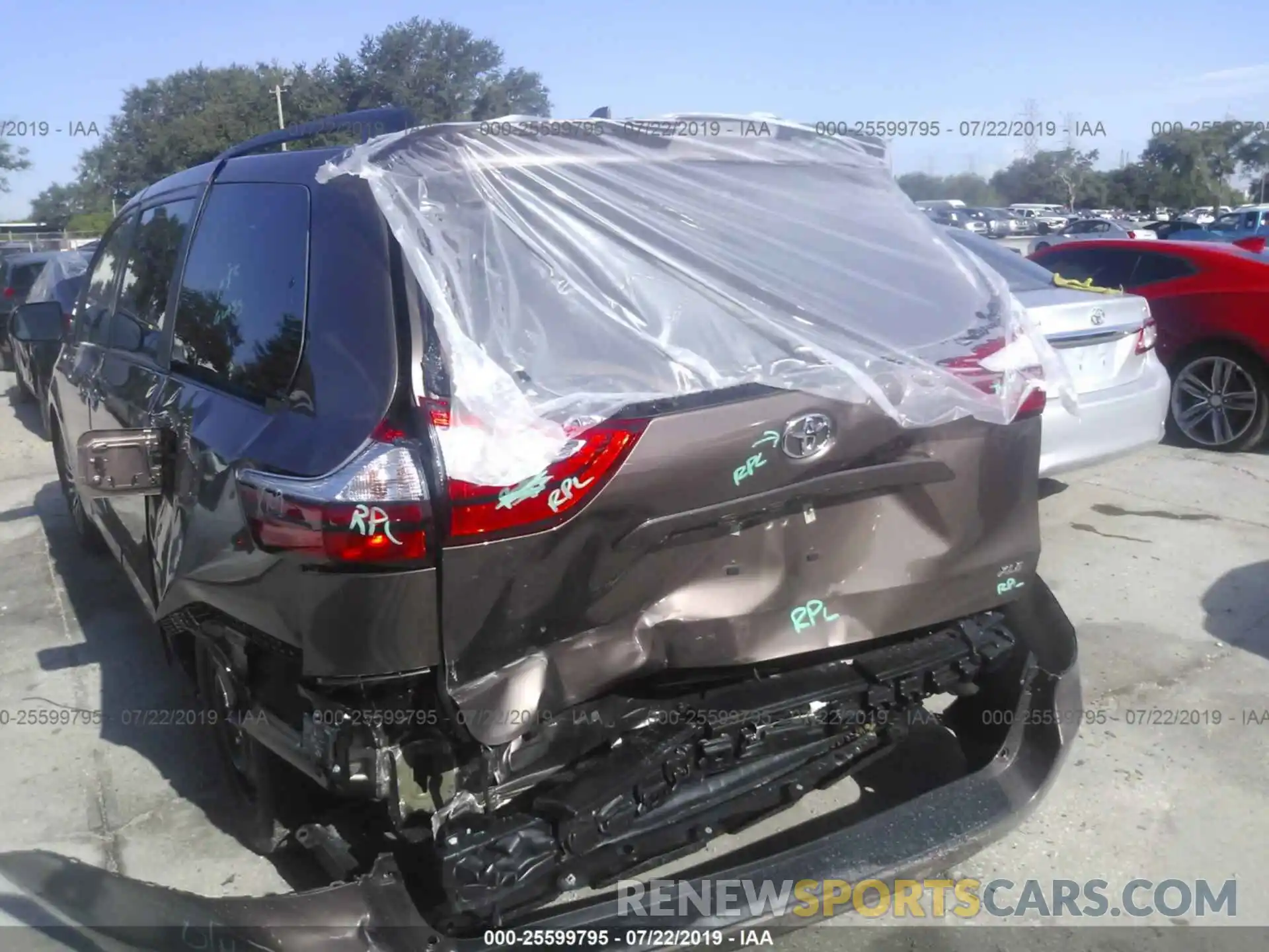 6 Photograph of a damaged car 5TDYZ3DC6KS974077 TOYOTA SIENNA 2019