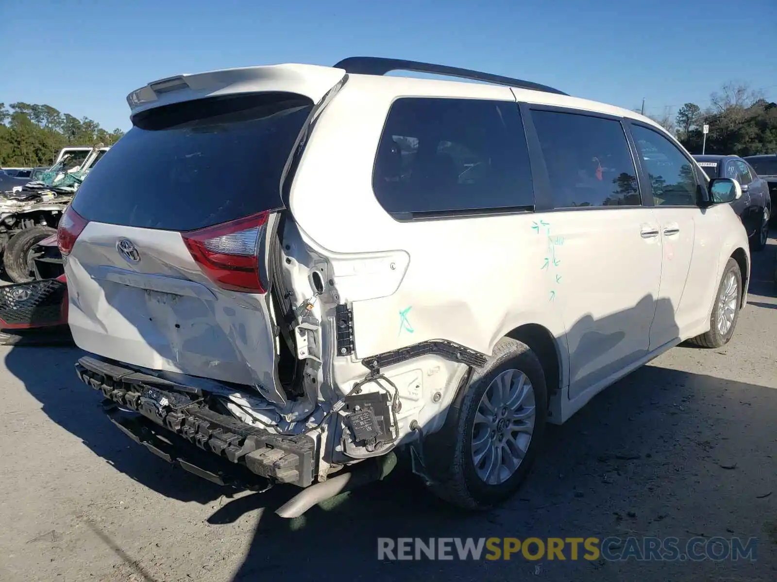 4 Photograph of a damaged car 5TDYZ3DC6KS974810 TOYOTA SIENNA 2019