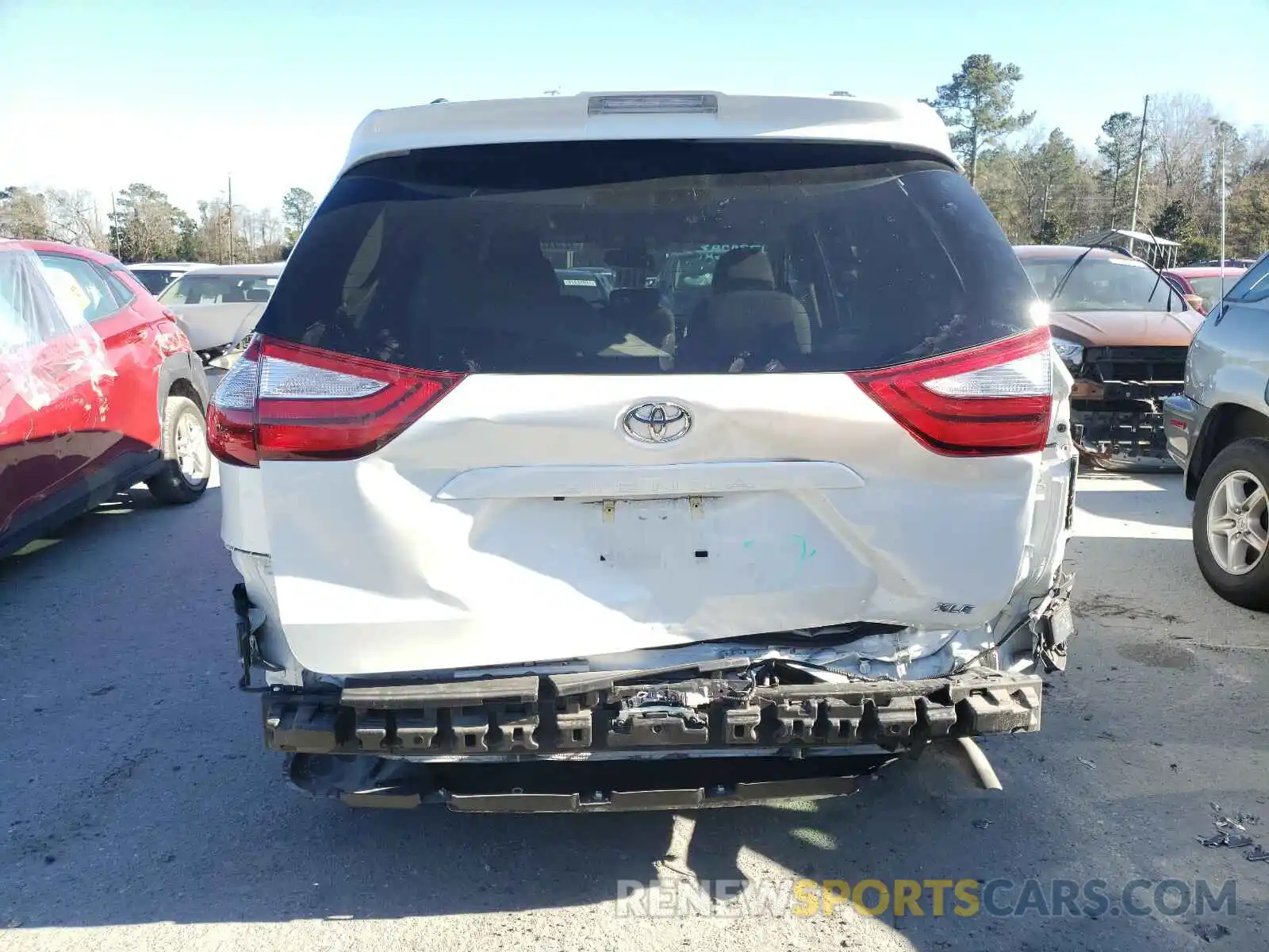 9 Photograph of a damaged car 5TDYZ3DC6KS974810 TOYOTA SIENNA 2019