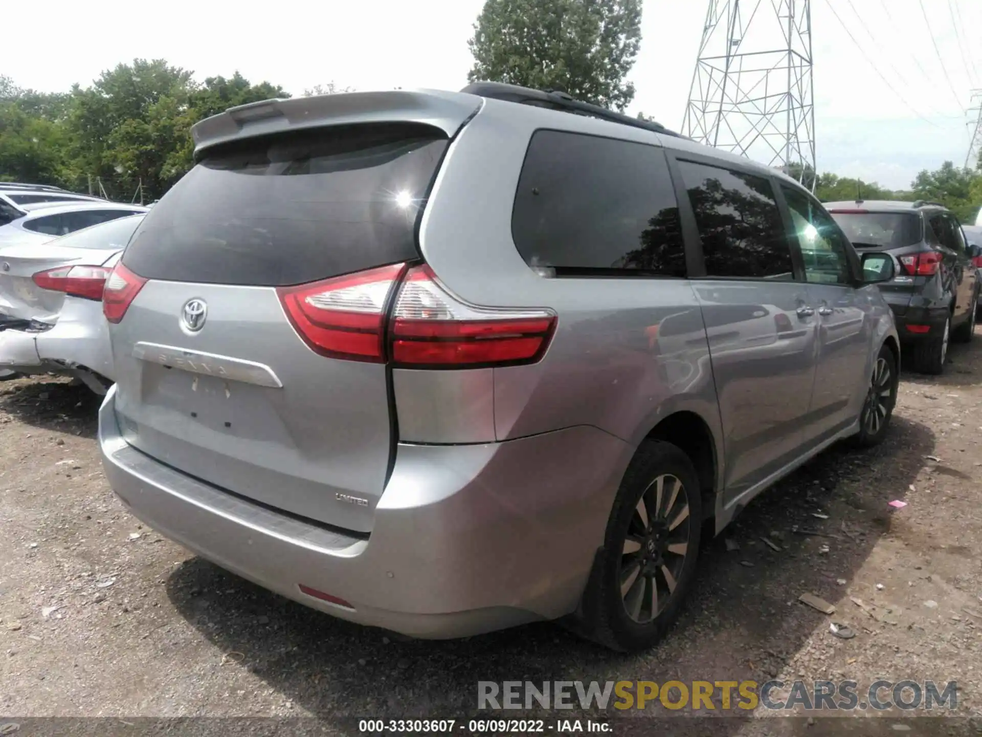 4 Photograph of a damaged car 5TDYZ3DC6KS975164 TOYOTA SIENNA 2019