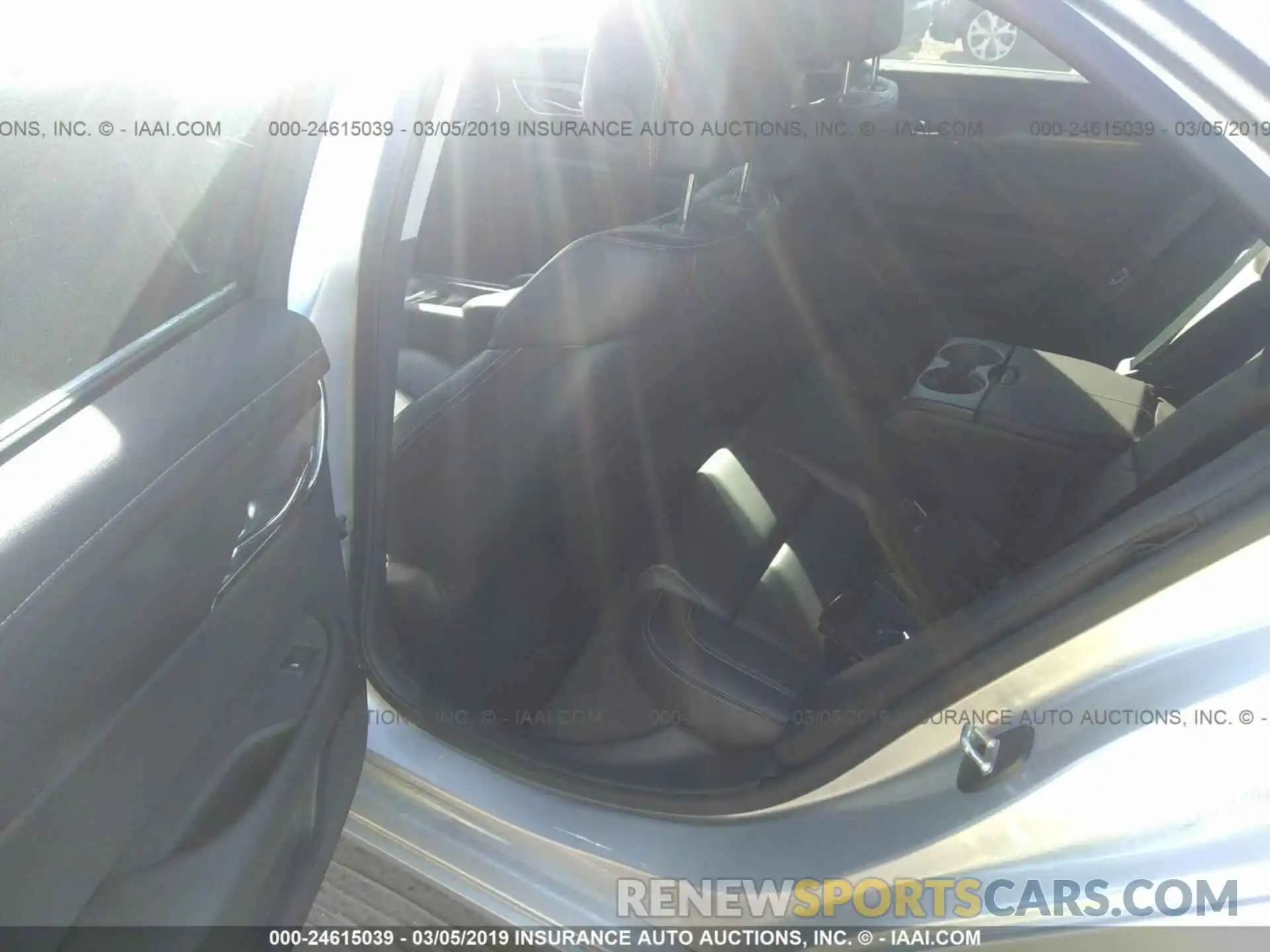 8 Photograph of a damaged car 5TDYZ3DC6KS979182 TOYOTA SIENNA 2019