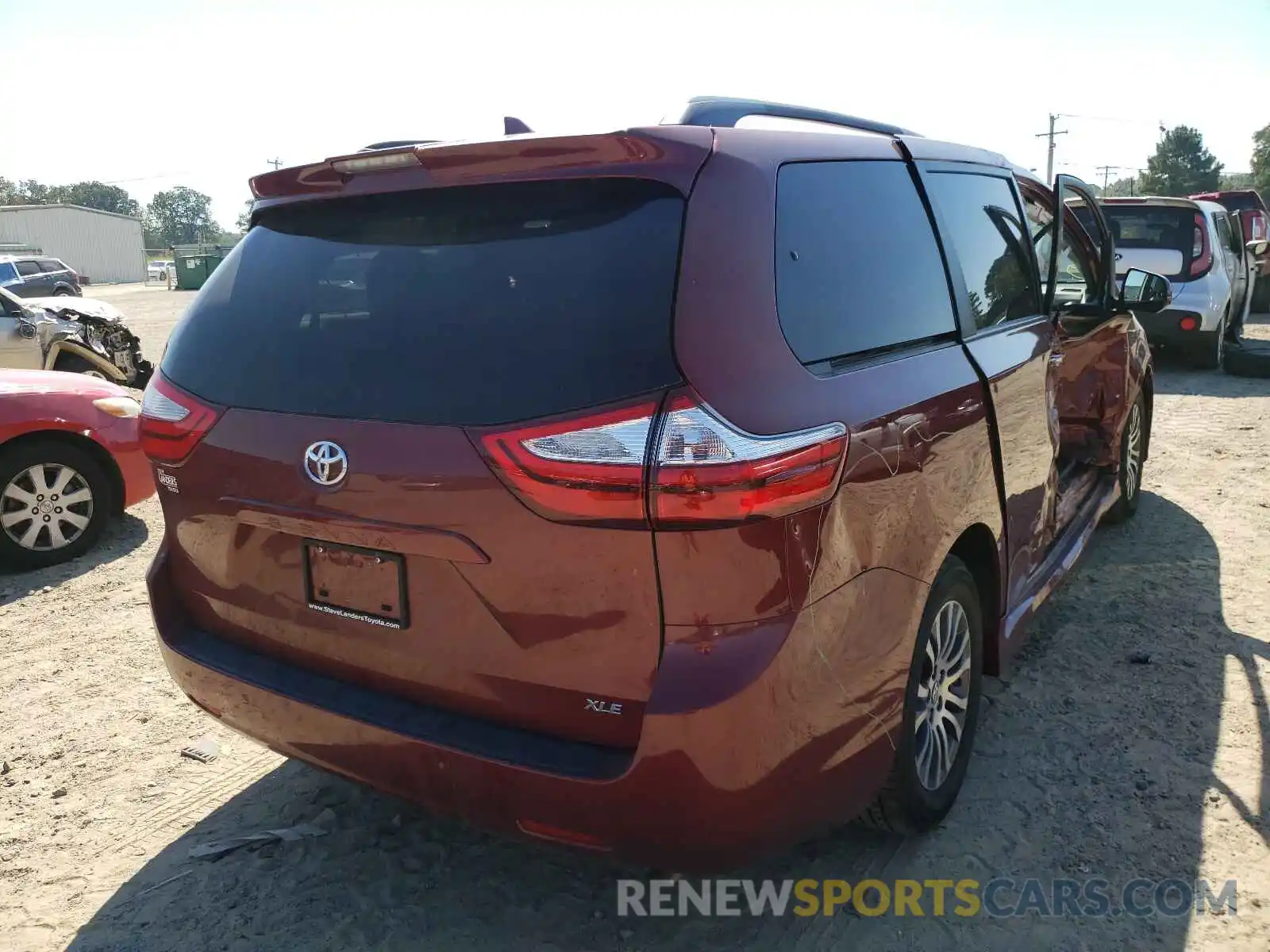 4 Photograph of a damaged car 5TDYZ3DC6KS980350 TOYOTA SIENNA 2019