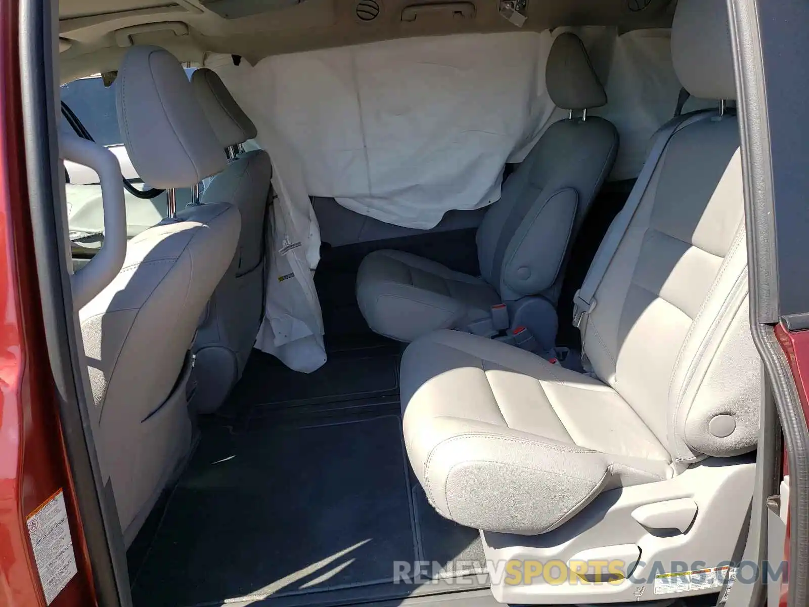 5 Photograph of a damaged car 5TDYZ3DC6KS980350 TOYOTA SIENNA 2019