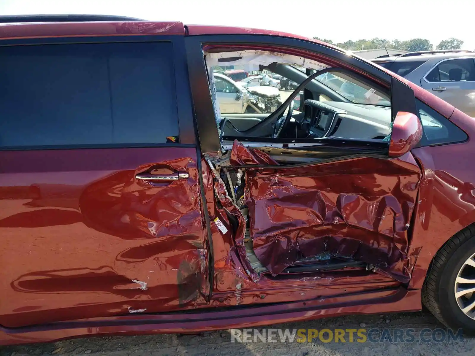 9 Photograph of a damaged car 5TDYZ3DC6KS980350 TOYOTA SIENNA 2019