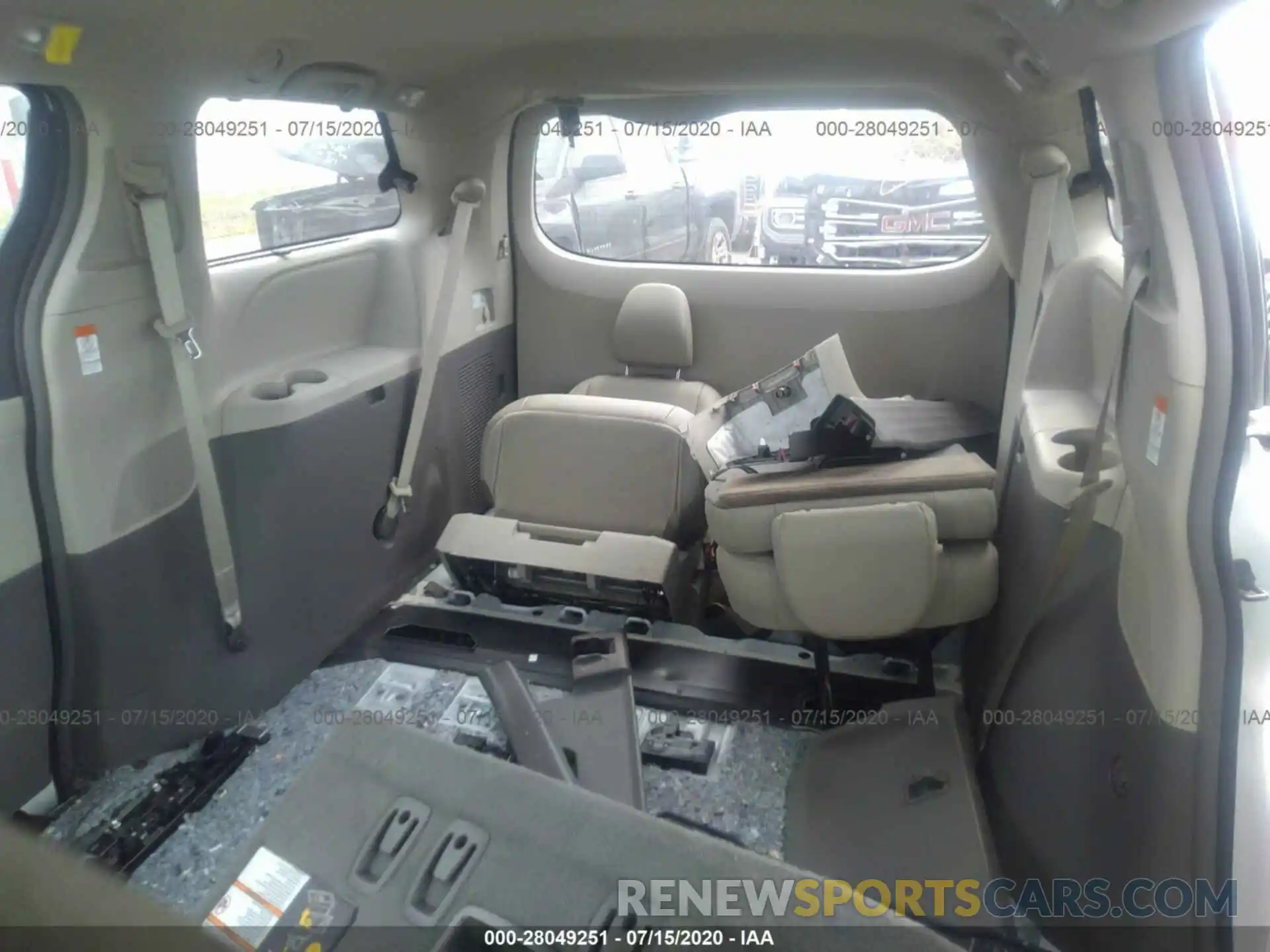 8 Photograph of a damaged car 5TDYZ3DC6KS982650 TOYOTA SIENNA 2019