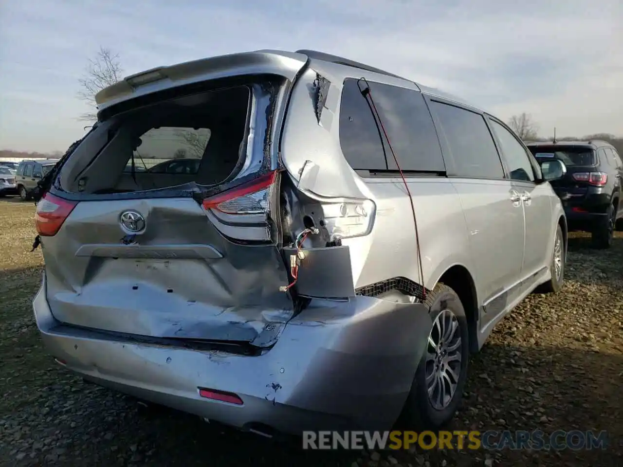 4 Photograph of a damaged car 5TDYZ3DC6KS984530 TOYOTA SIENNA 2019