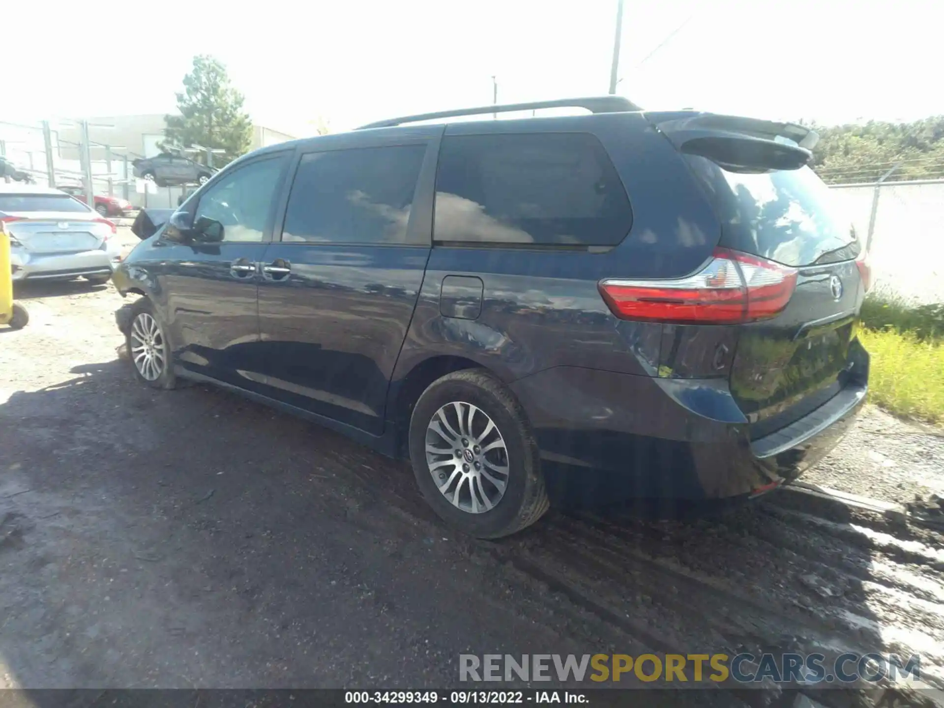 3 Photograph of a damaged car 5TDYZ3DC6KS986746 TOYOTA SIENNA 2019