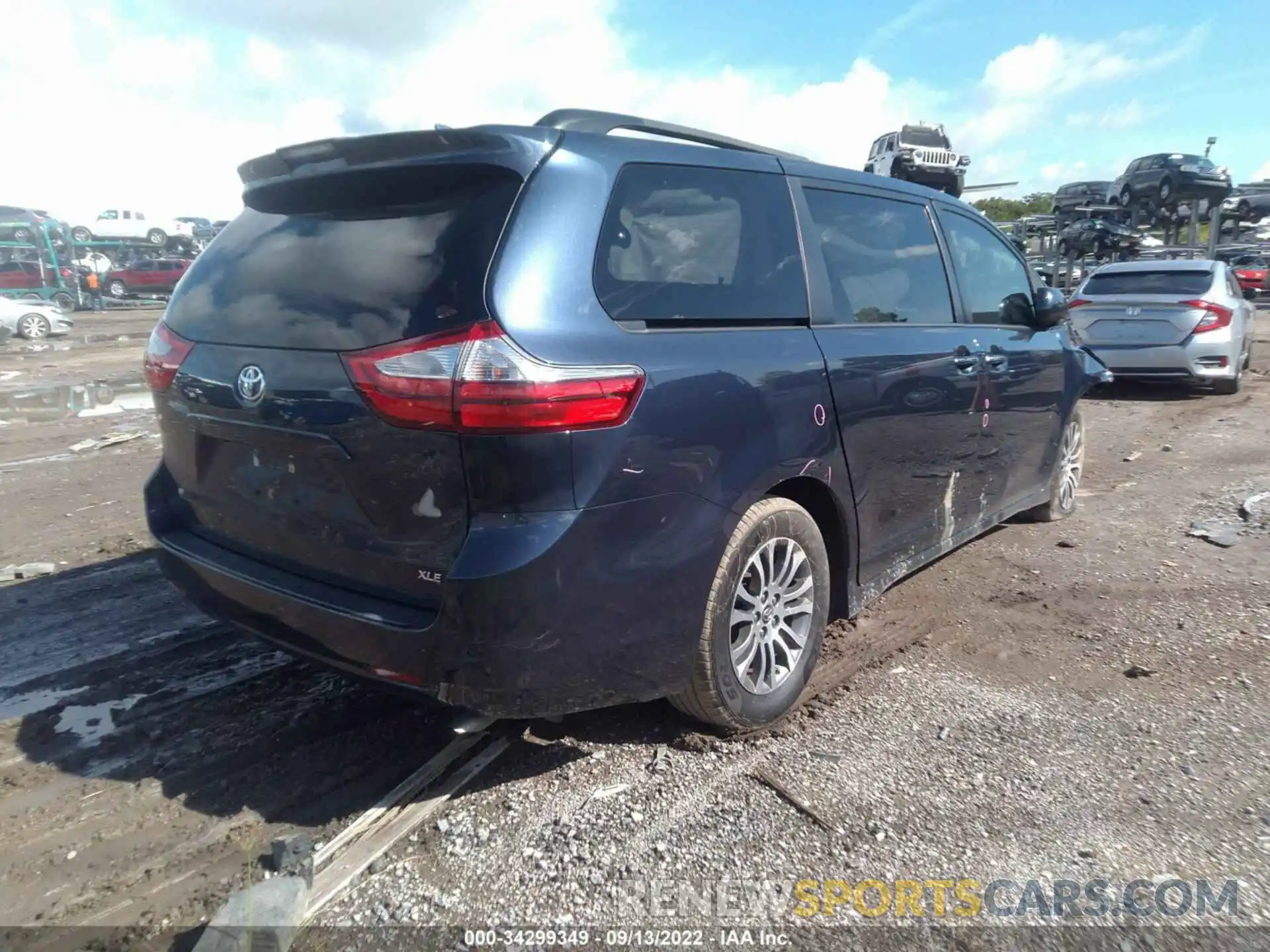 4 Photograph of a damaged car 5TDYZ3DC6KS986746 TOYOTA SIENNA 2019