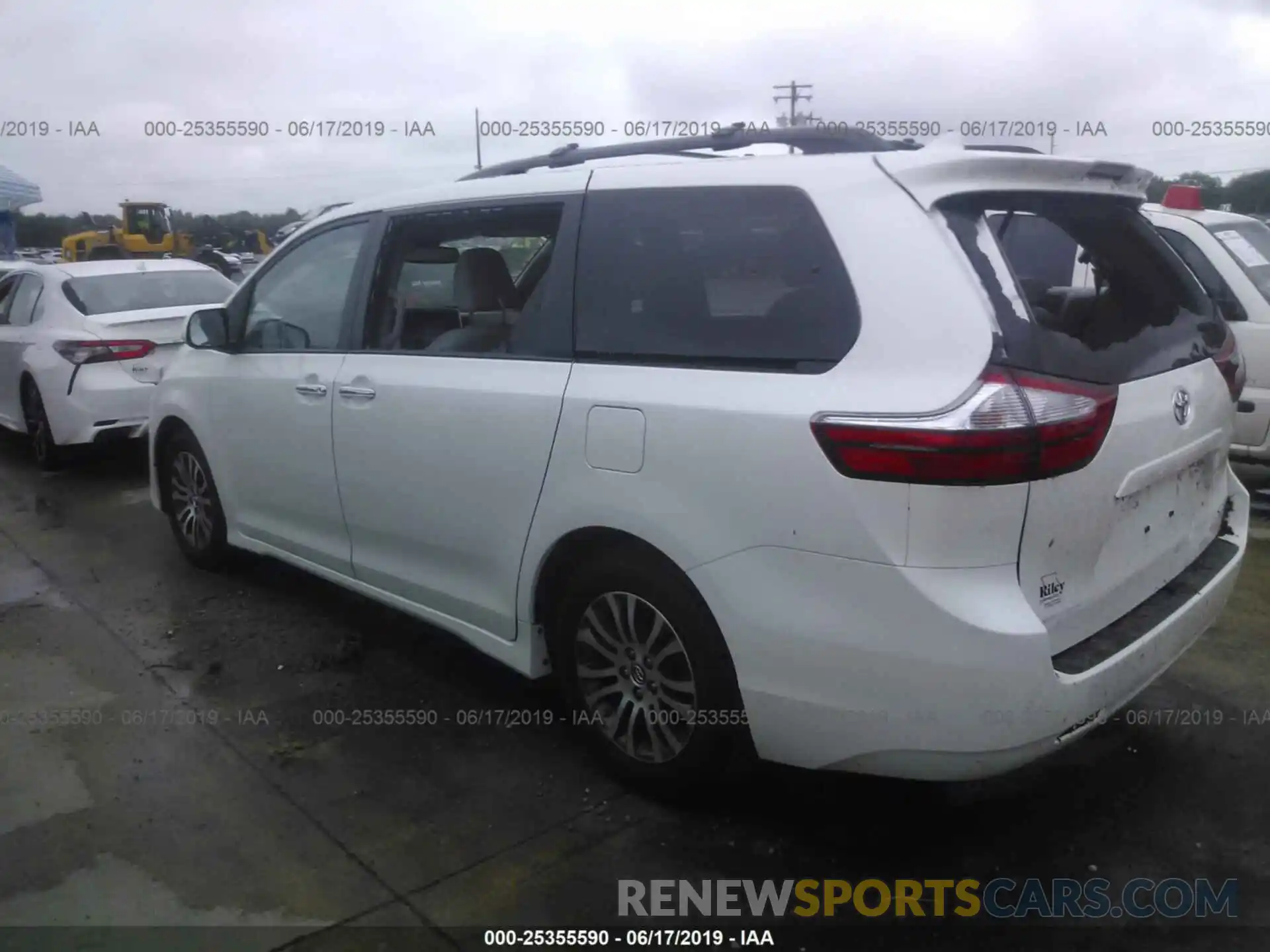 3 Photograph of a damaged car 5TDYZ3DC6KS987895 TOYOTA SIENNA 2019