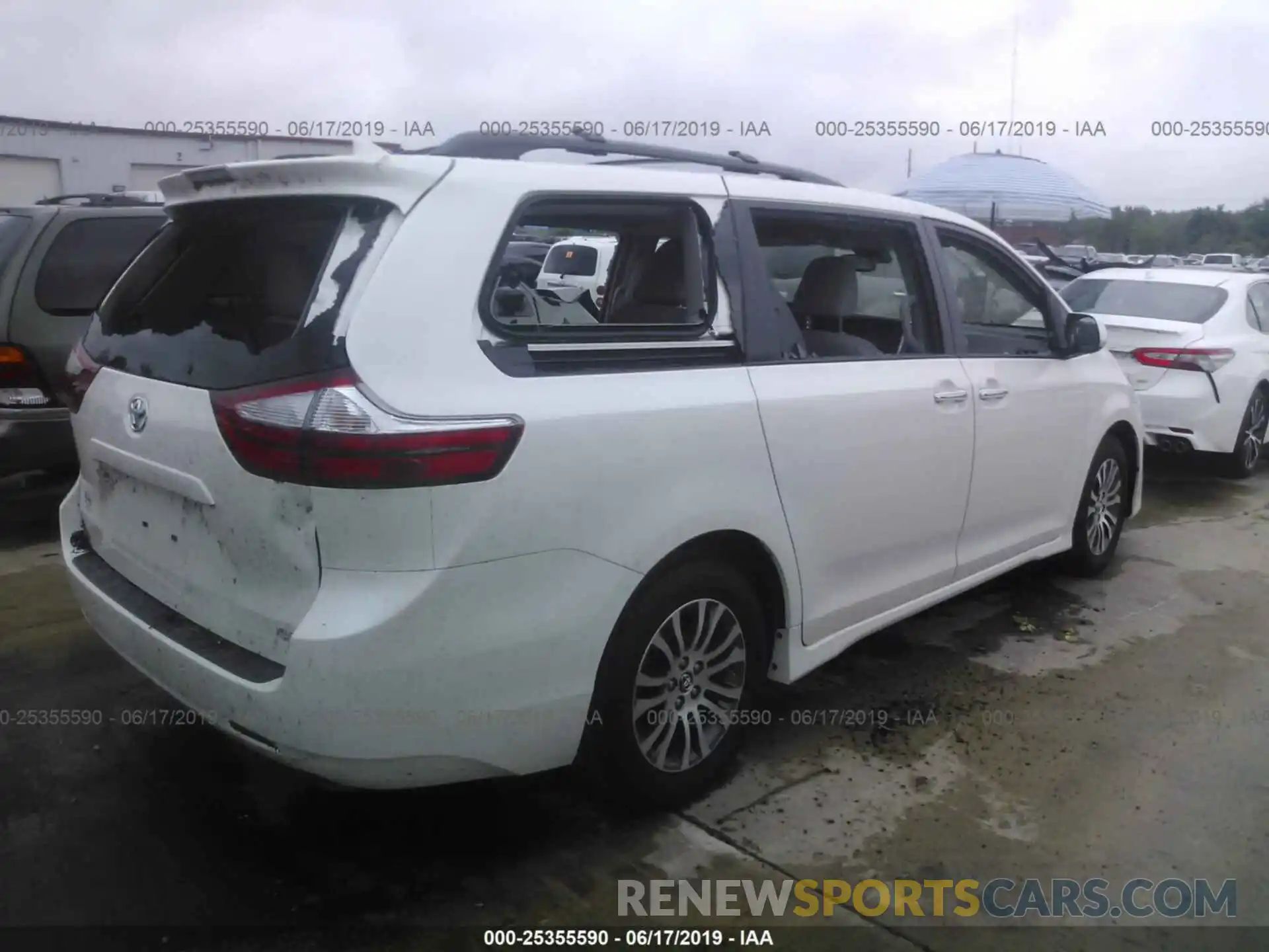 4 Photograph of a damaged car 5TDYZ3DC6KS987895 TOYOTA SIENNA 2019