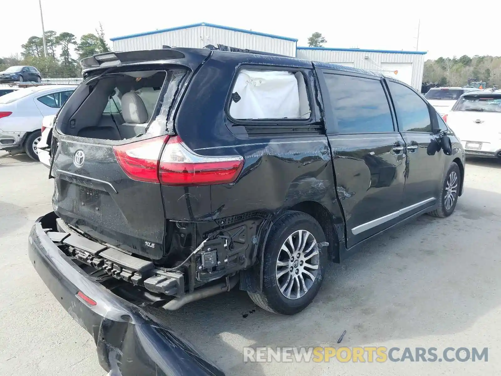 4 Photograph of a damaged car 5TDYZ3DC6KS988545 TOYOTA SIENNA 2019