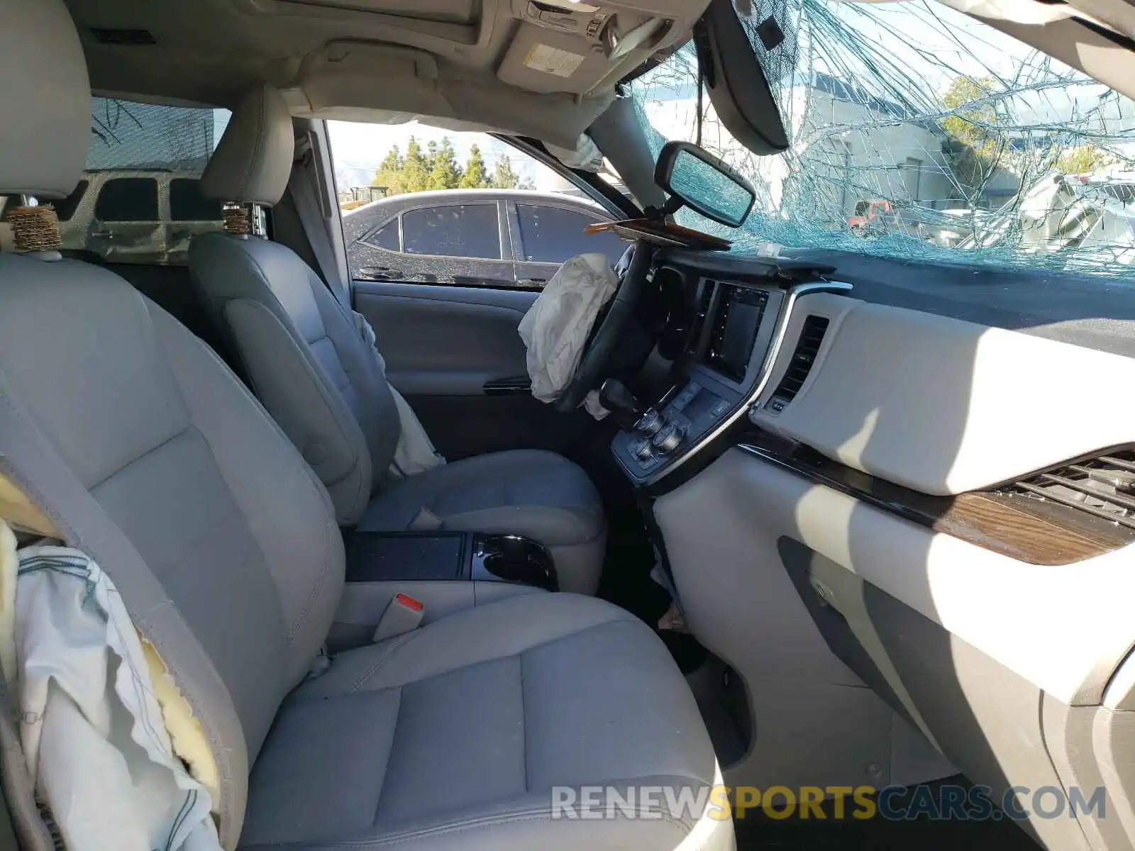 5 Photograph of a damaged car 5TDYZ3DC6KS989212 TOYOTA SIENNA 2019