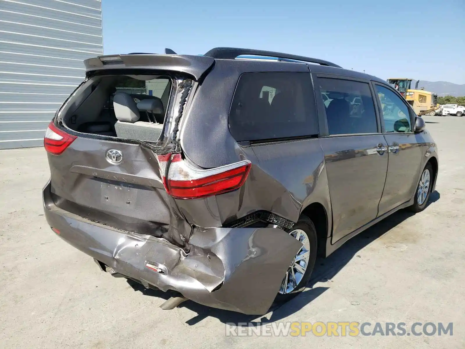 4 Photograph of a damaged car 5TDYZ3DC6KS995348 TOYOTA SIENNA 2019