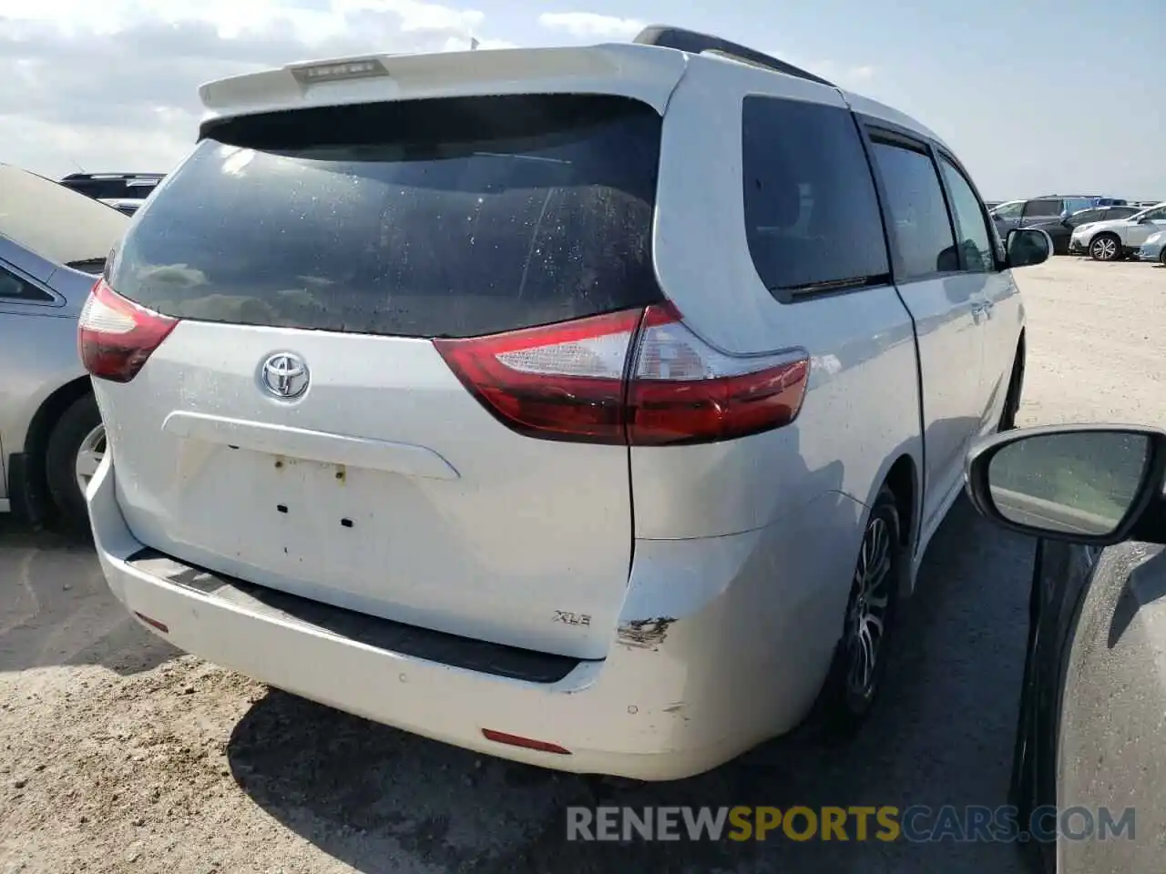 4 Photograph of a damaged car 5TDYZ3DC6KS995544 TOYOTA SIENNA 2019