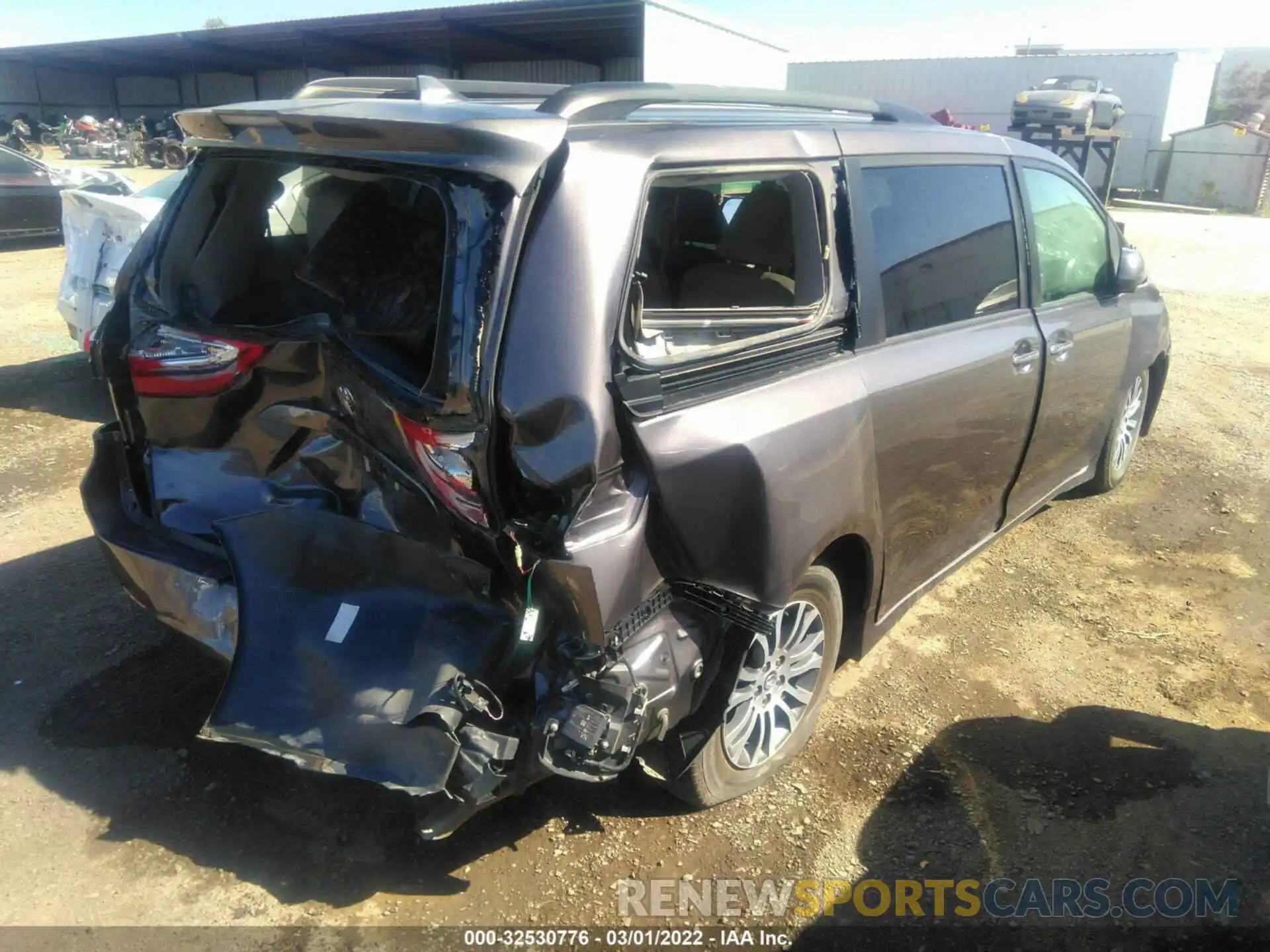 4 Photograph of a damaged car 5TDYZ3DC7KS002004 TOYOTA SIENNA 2019