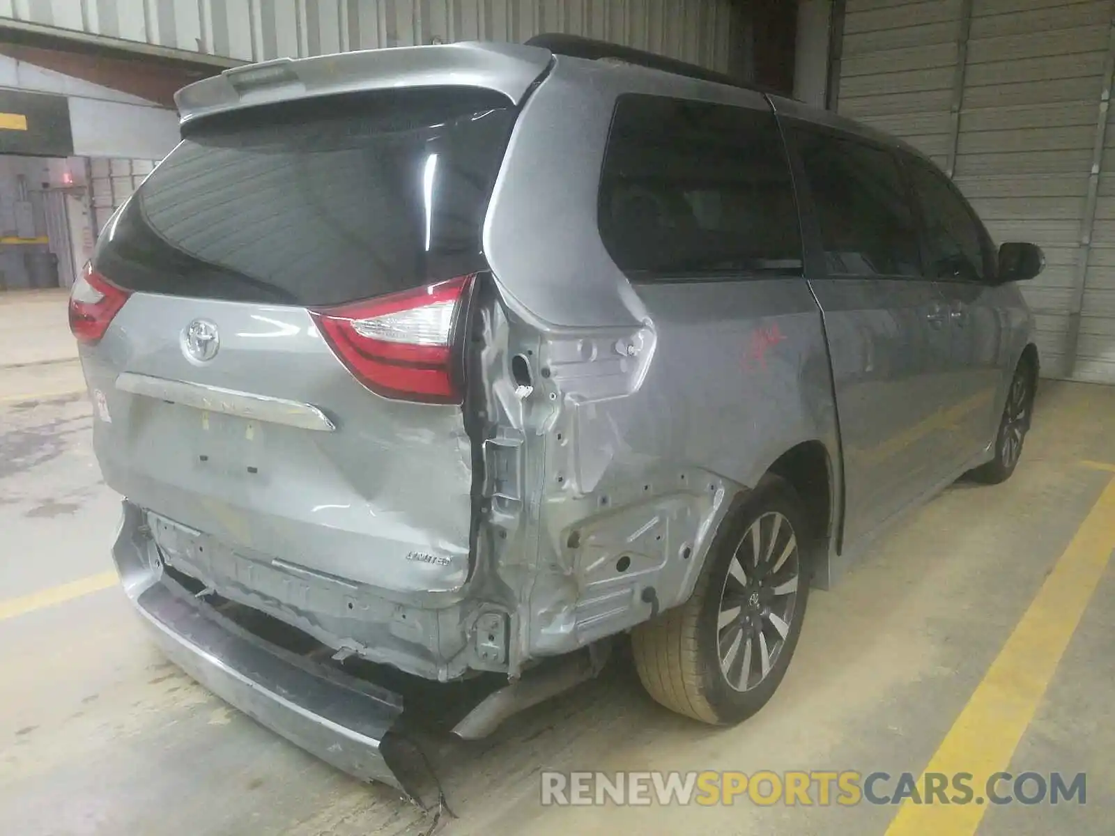 9 Photograph of a damaged car 5TDYZ3DC7KS003055 TOYOTA SIENNA 2019