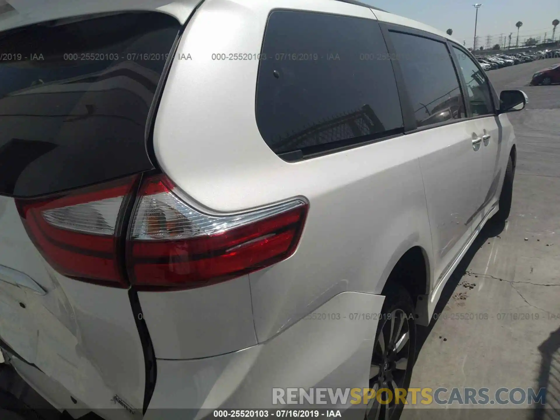 4 Photograph of a damaged car 5TDYZ3DC7KS003718 TOYOTA SIENNA 2019