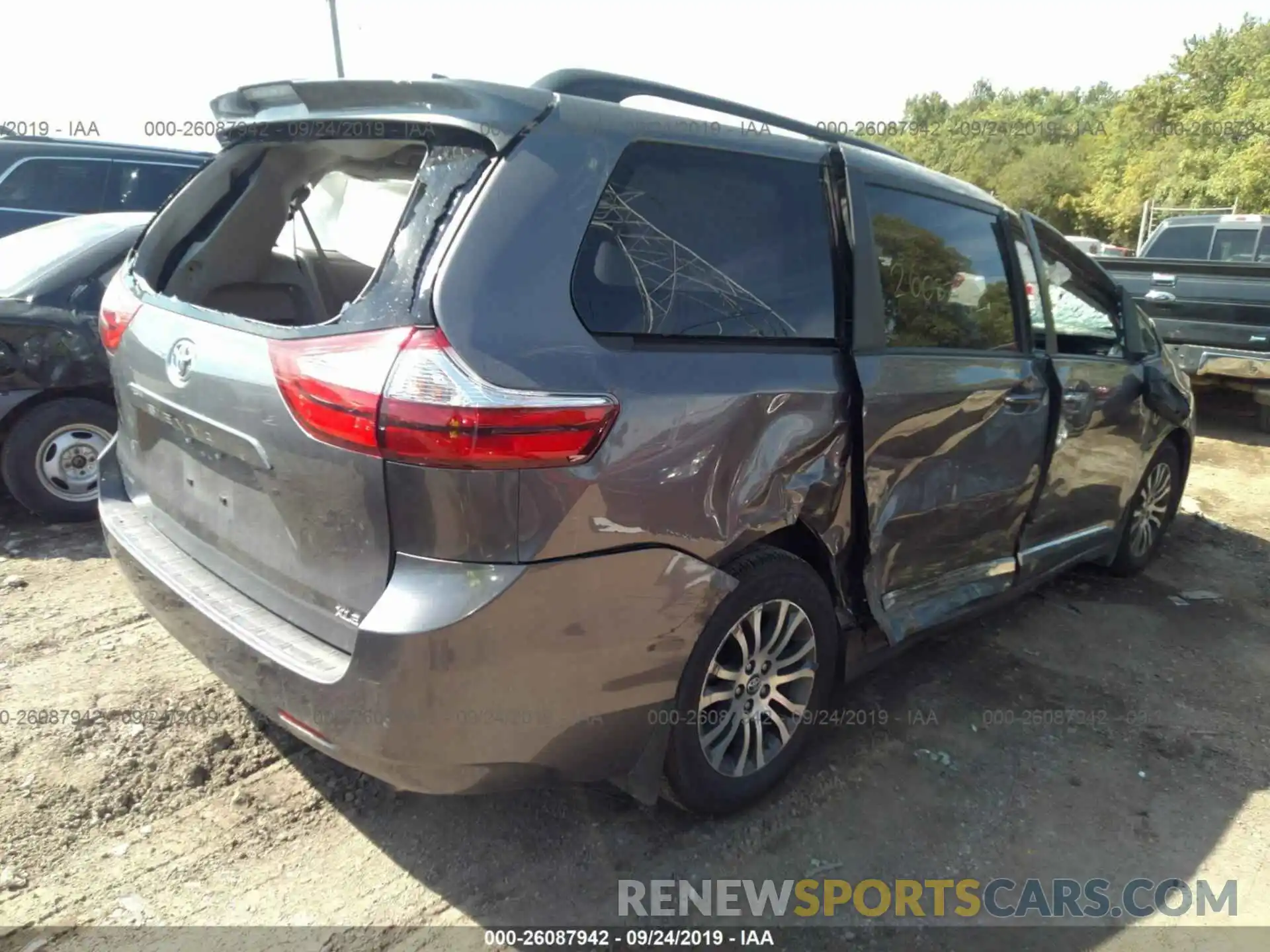 4 Photograph of a damaged car 5TDYZ3DC7KS008188 TOYOTA SIENNA 2019