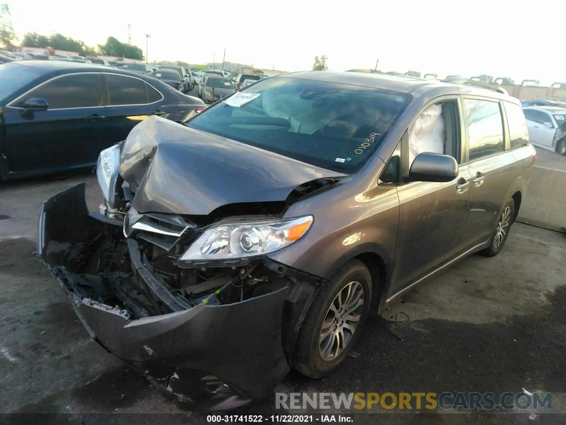 2 Photograph of a damaged car 5TDYZ3DC7KS010314 TOYOTA SIENNA 2019