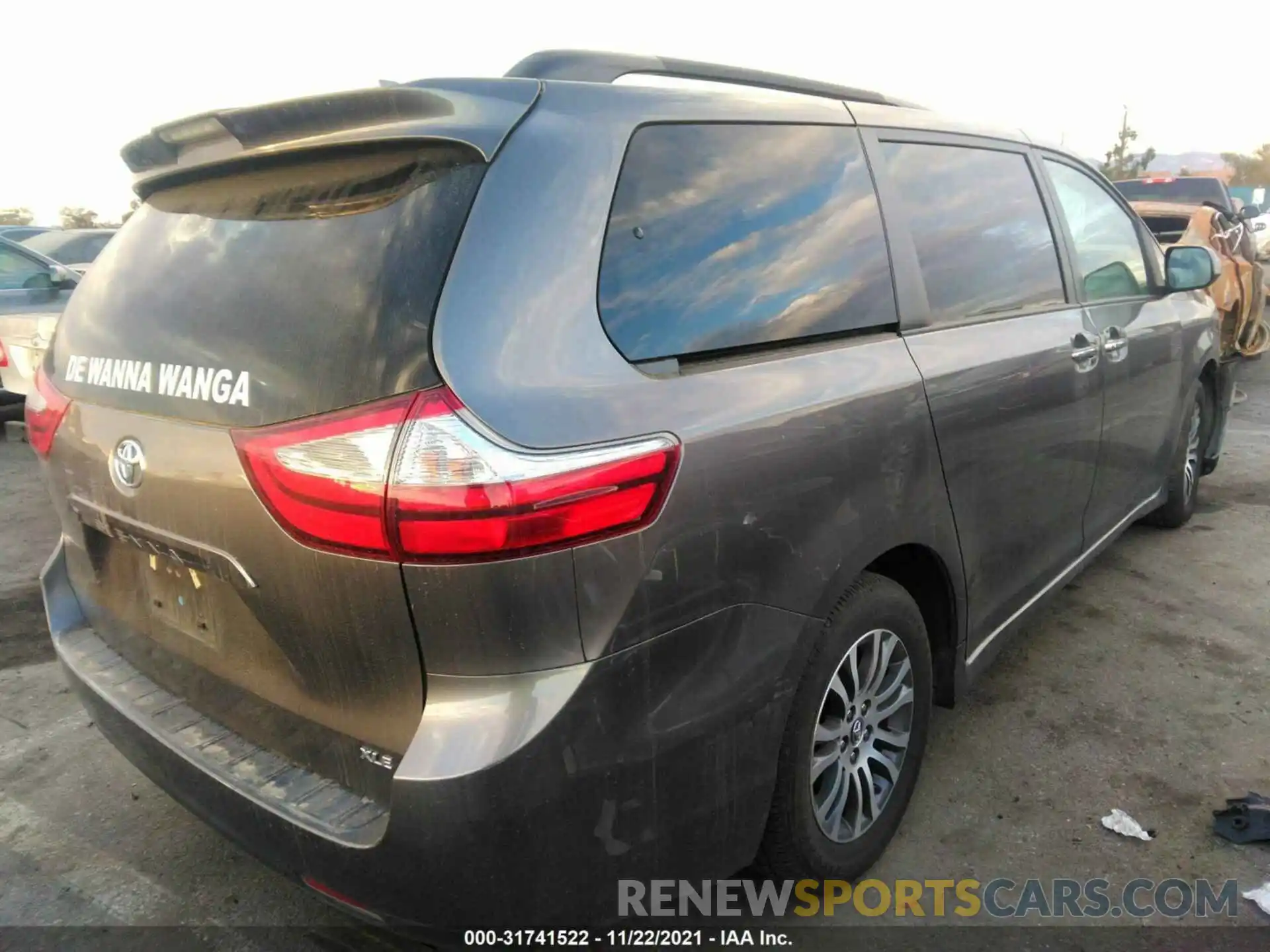 4 Photograph of a damaged car 5TDYZ3DC7KS010314 TOYOTA SIENNA 2019