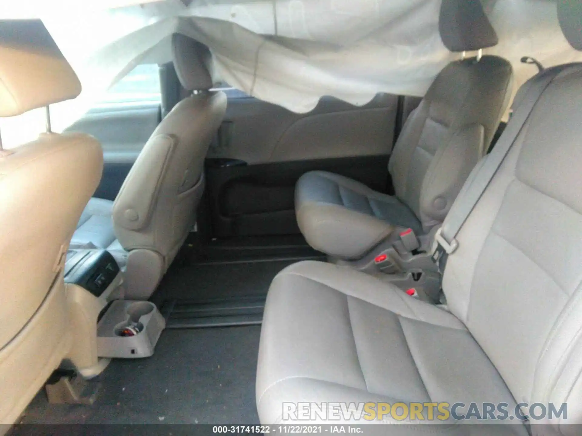 8 Photograph of a damaged car 5TDYZ3DC7KS010314 TOYOTA SIENNA 2019