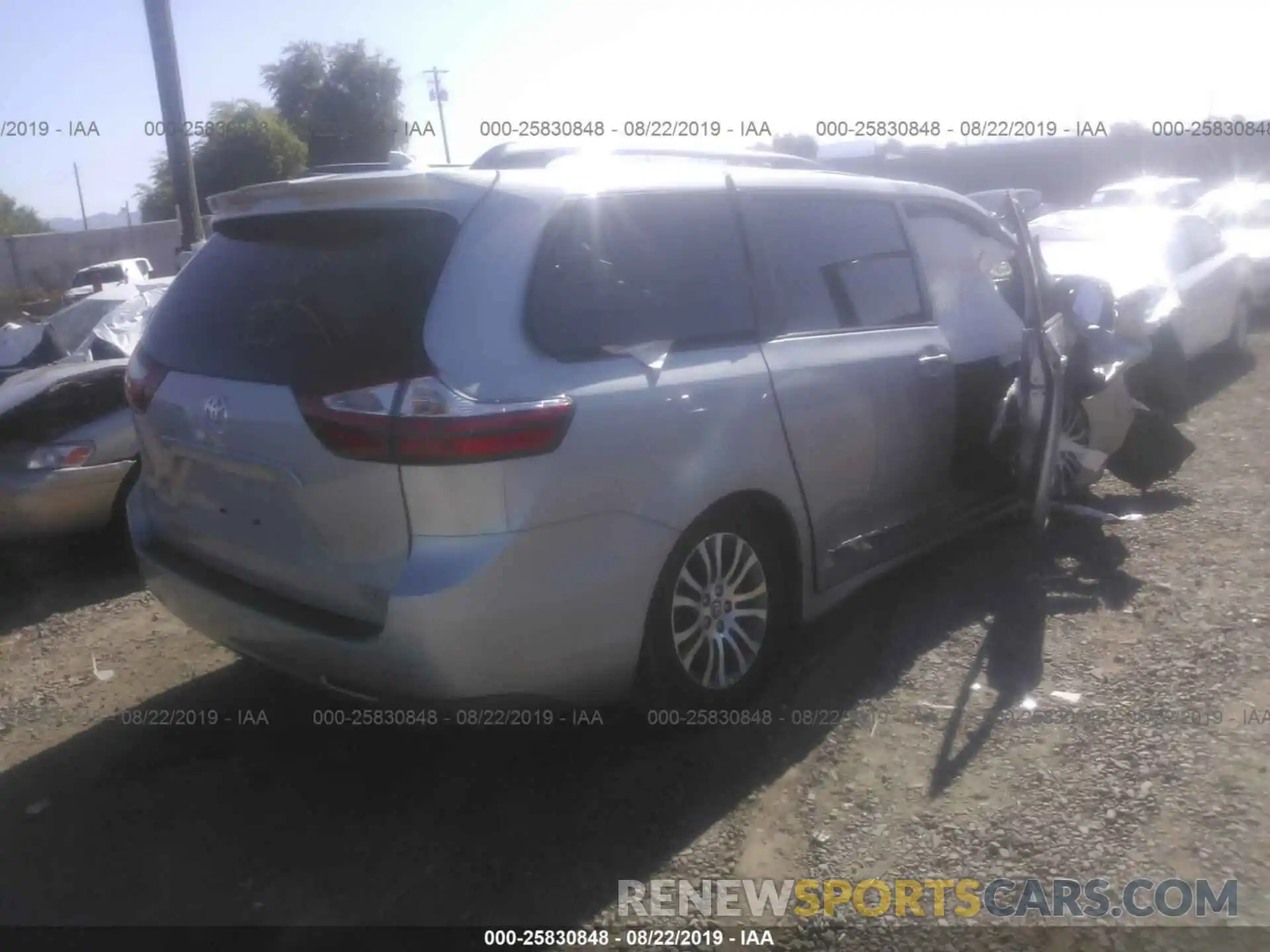 4 Photograph of a damaged car 5TDYZ3DC7KS013830 TOYOTA SIENNA 2019