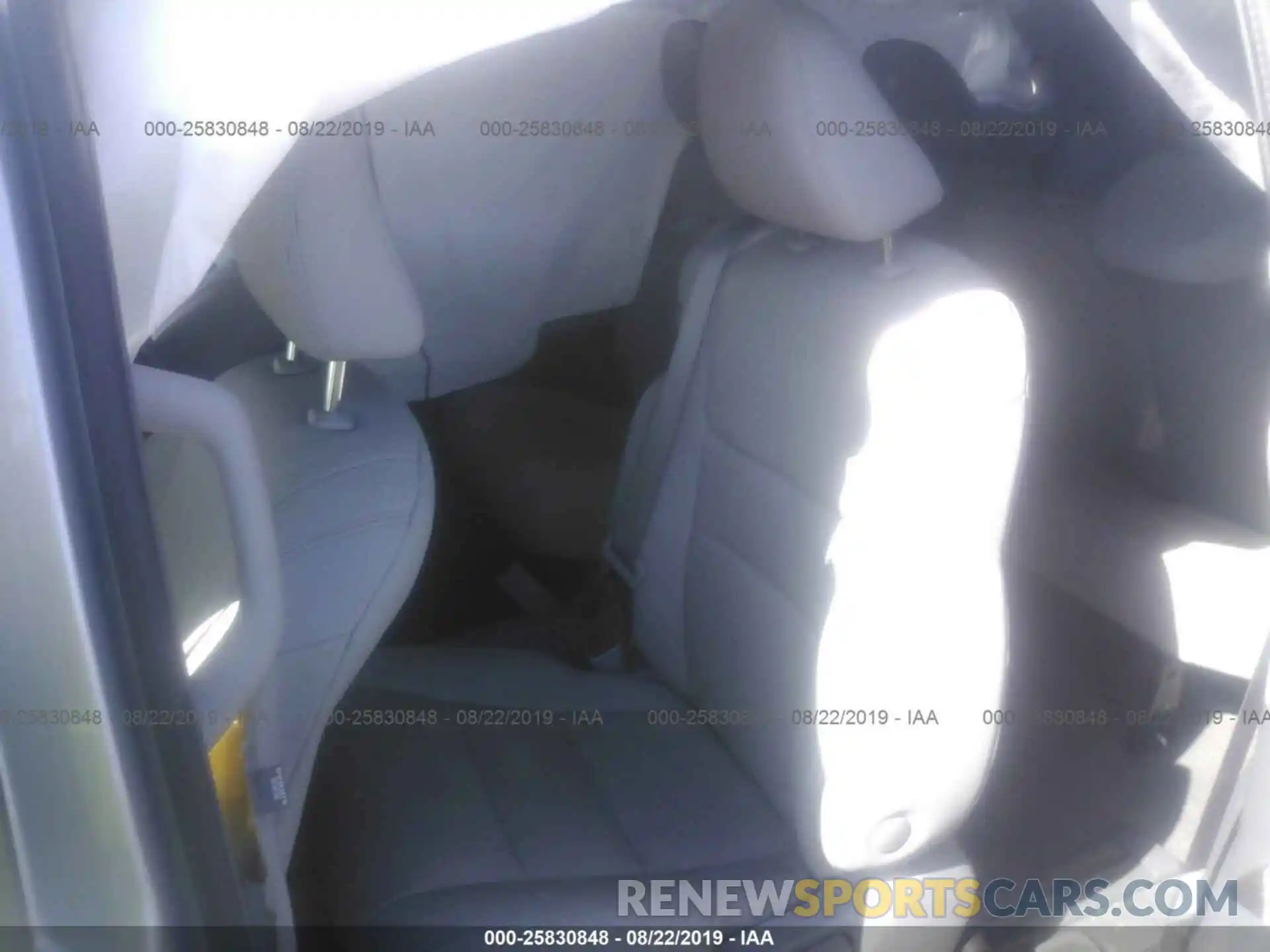 8 Photograph of a damaged car 5TDYZ3DC7KS013830 TOYOTA SIENNA 2019