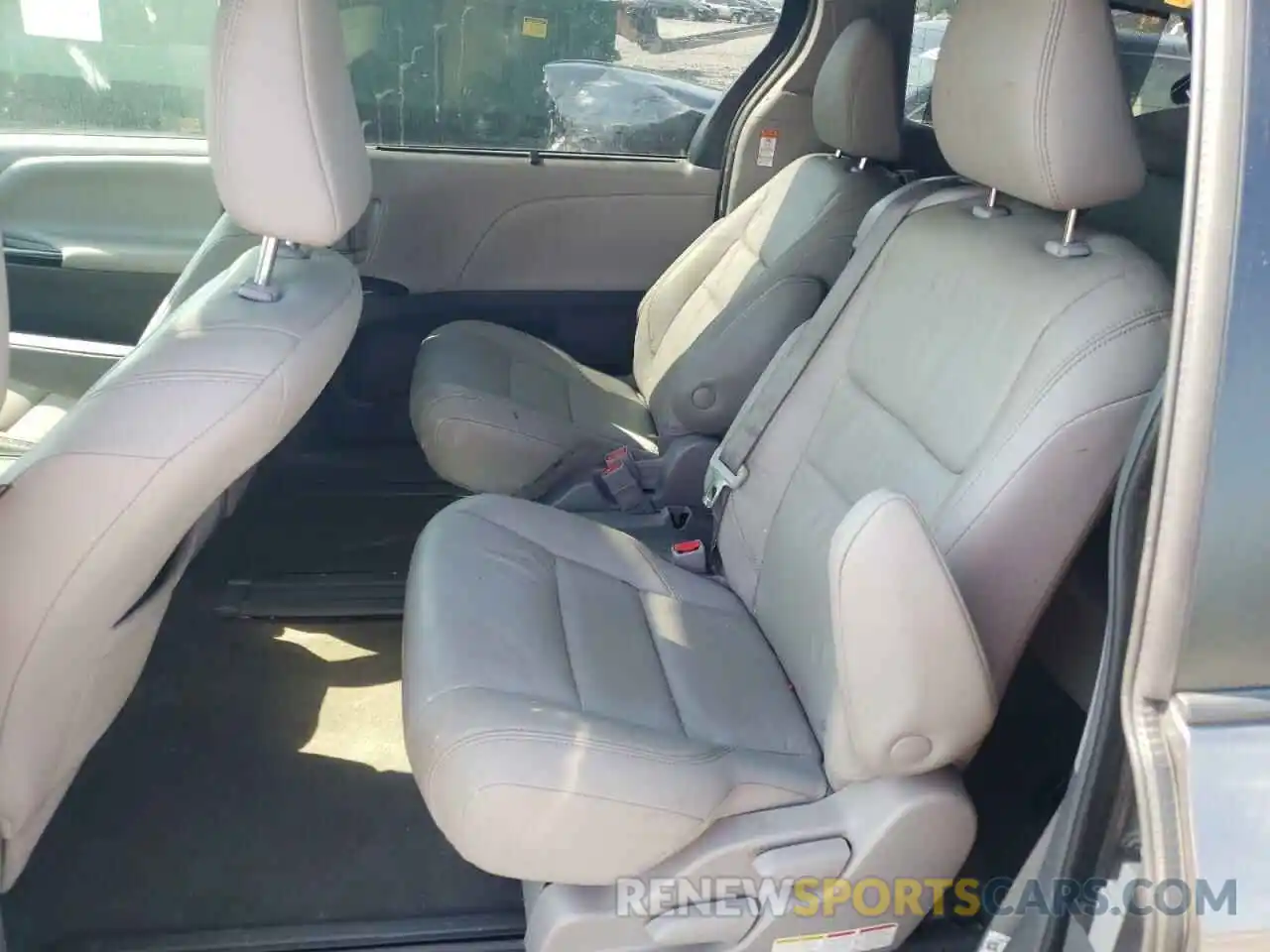 6 Photograph of a damaged car 5TDYZ3DC7KS016081 TOYOTA SIENNA 2019