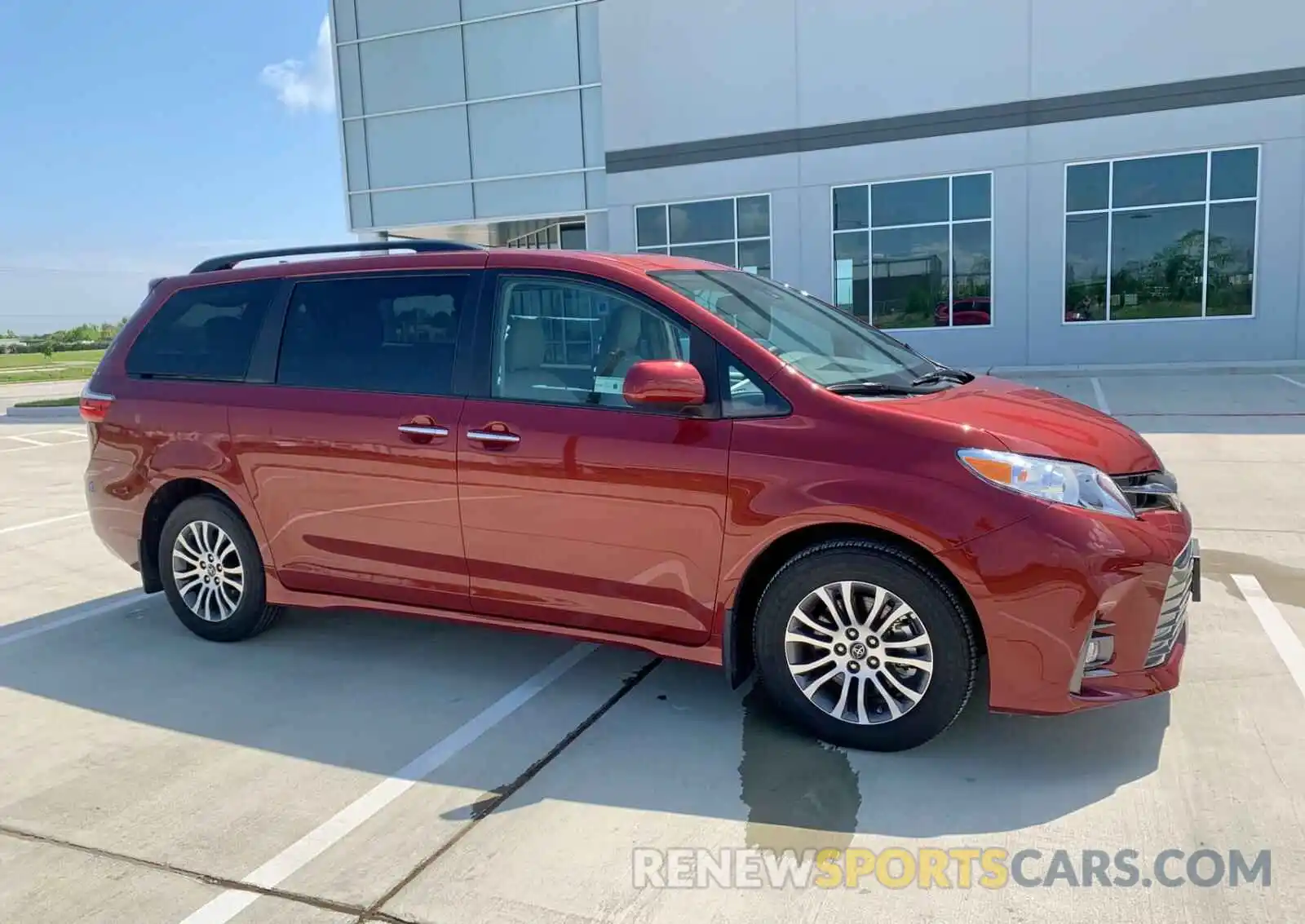 1 Photograph of a damaged car 5TDYZ3DC7KS019739 TOYOTA SIENNA 2019