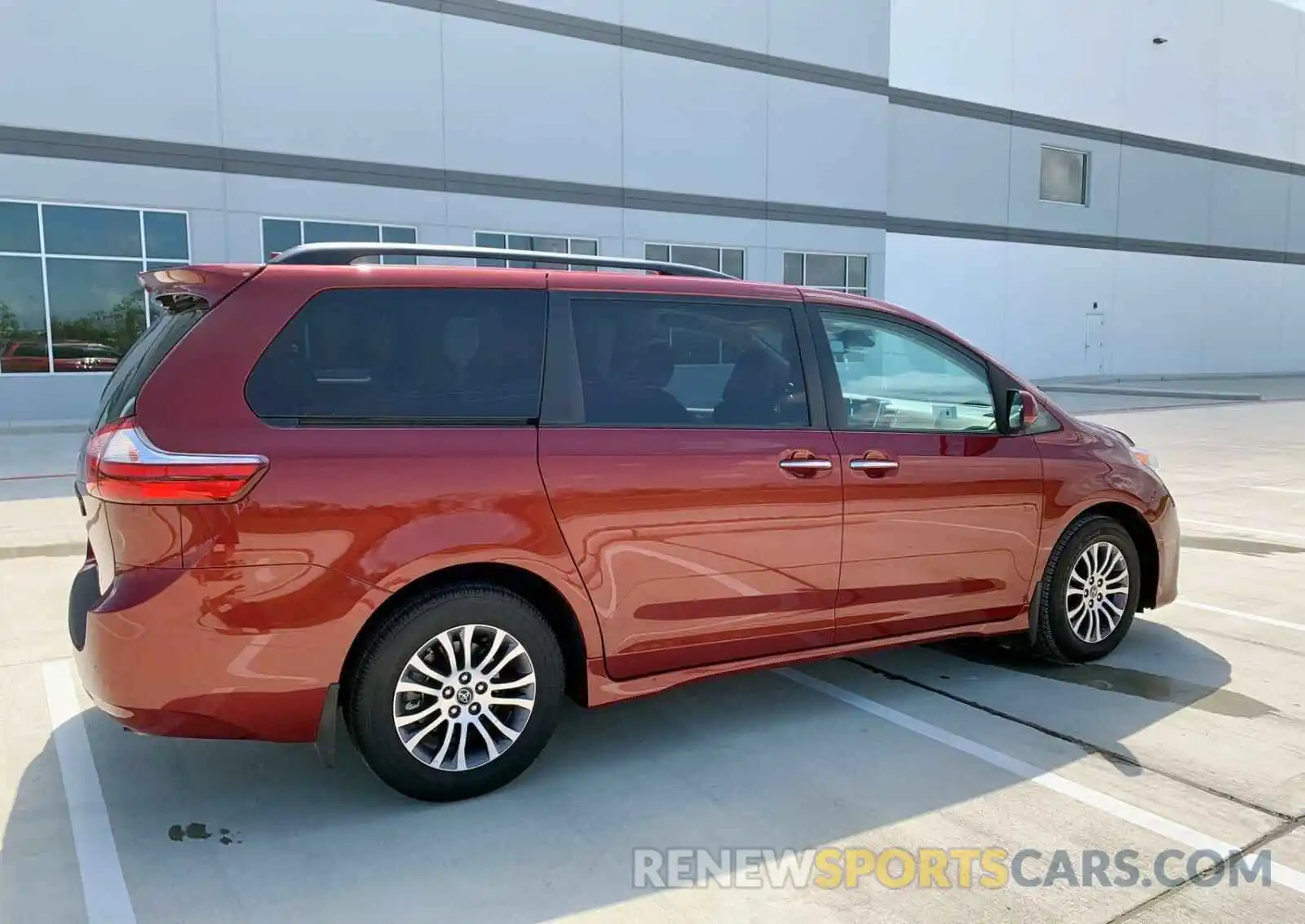 4 Photograph of a damaged car 5TDYZ3DC7KS019739 TOYOTA SIENNA 2019