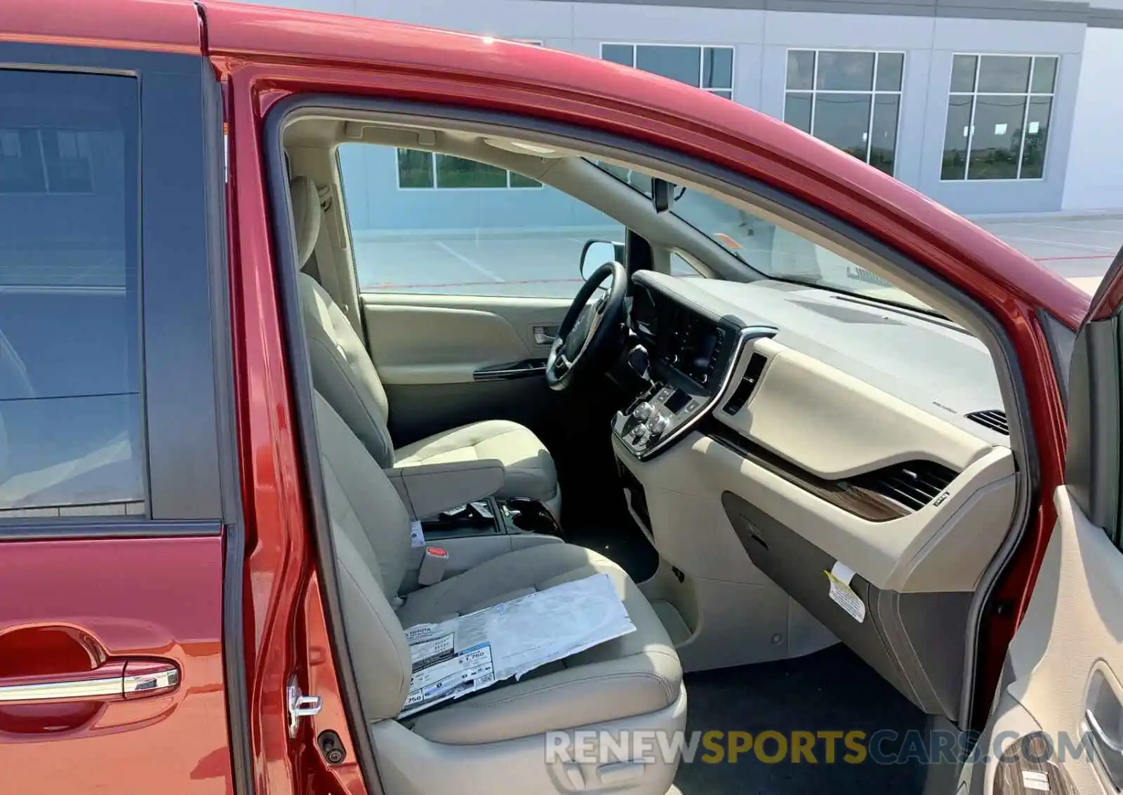 5 Photograph of a damaged car 5TDYZ3DC7KS019739 TOYOTA SIENNA 2019