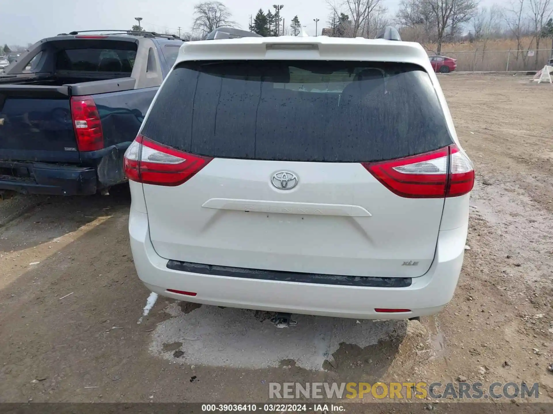 17 Photograph of a damaged car 5TDYZ3DC7KS967171 TOYOTA SIENNA 2019