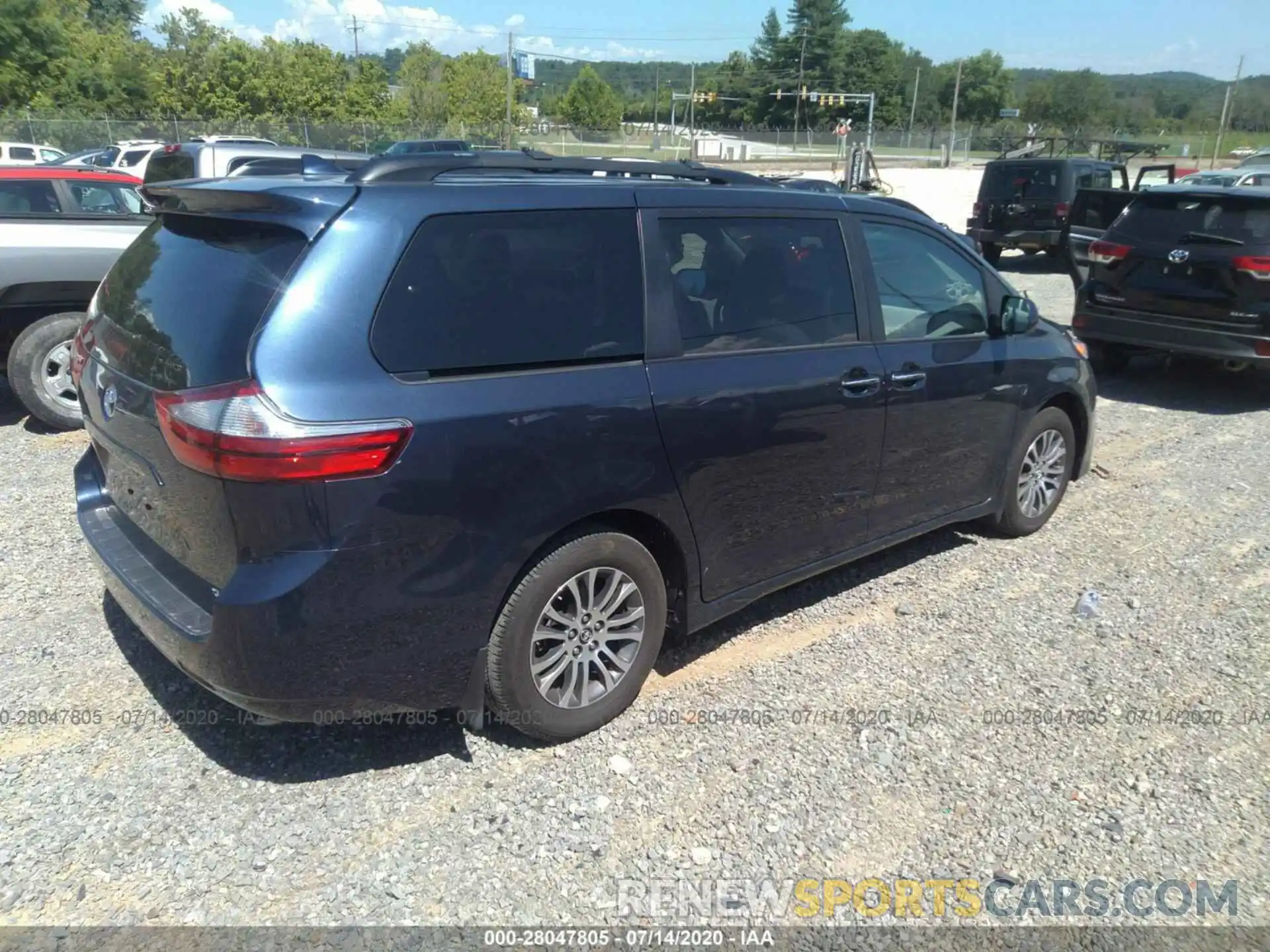 4 Photograph of a damaged car 5TDYZ3DC7KS969311 TOYOTA SIENNA 2019