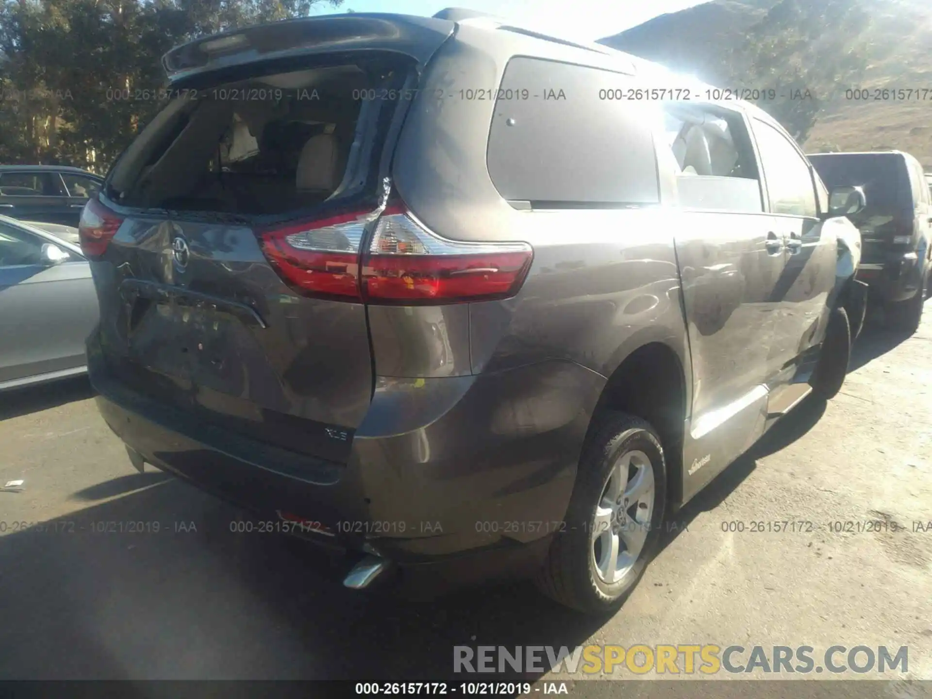 4 Photograph of a damaged car 5TDYZ3DC7KS970006 TOYOTA SIENNA 2019