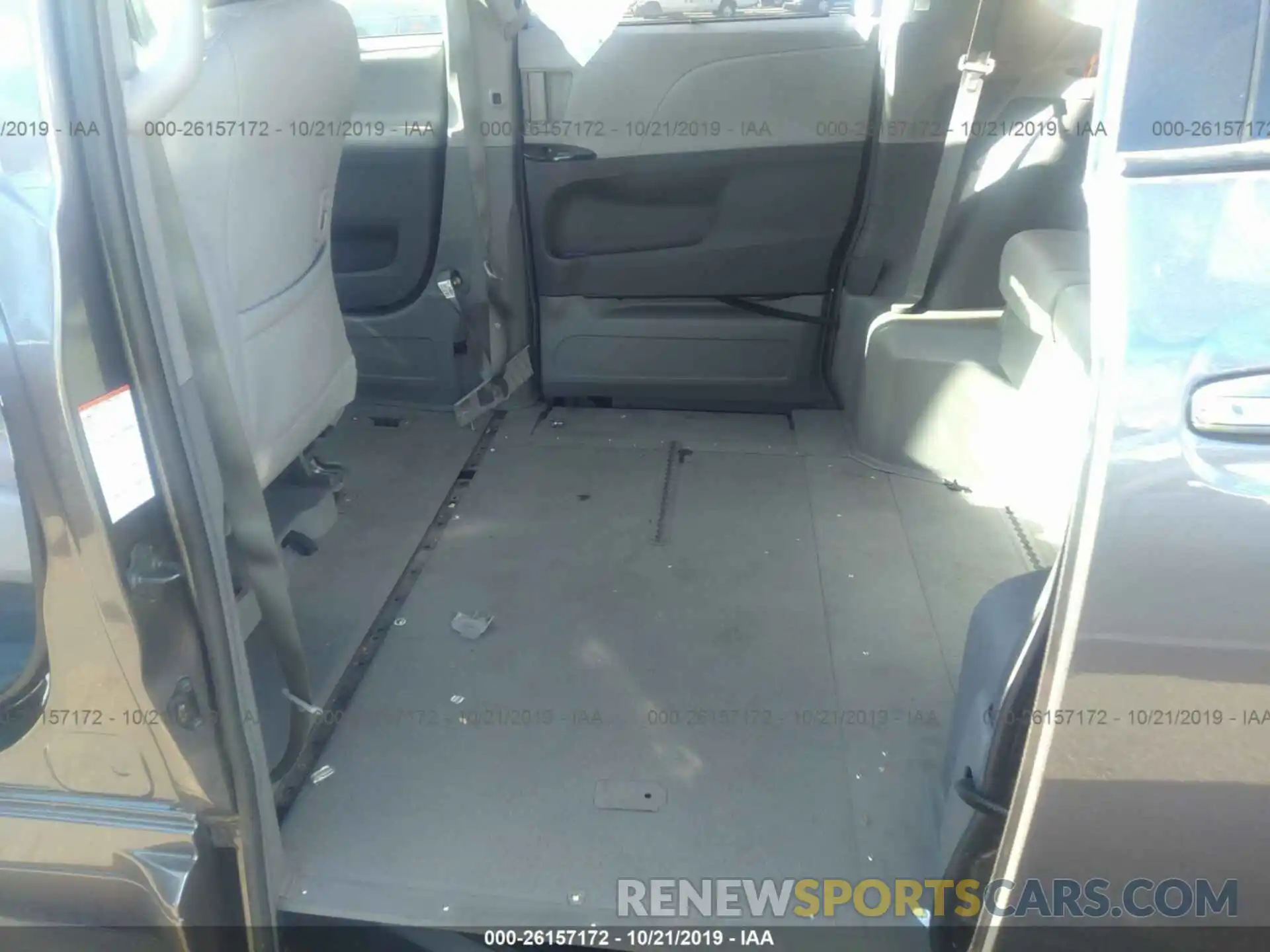 8 Photograph of a damaged car 5TDYZ3DC7KS970006 TOYOTA SIENNA 2019