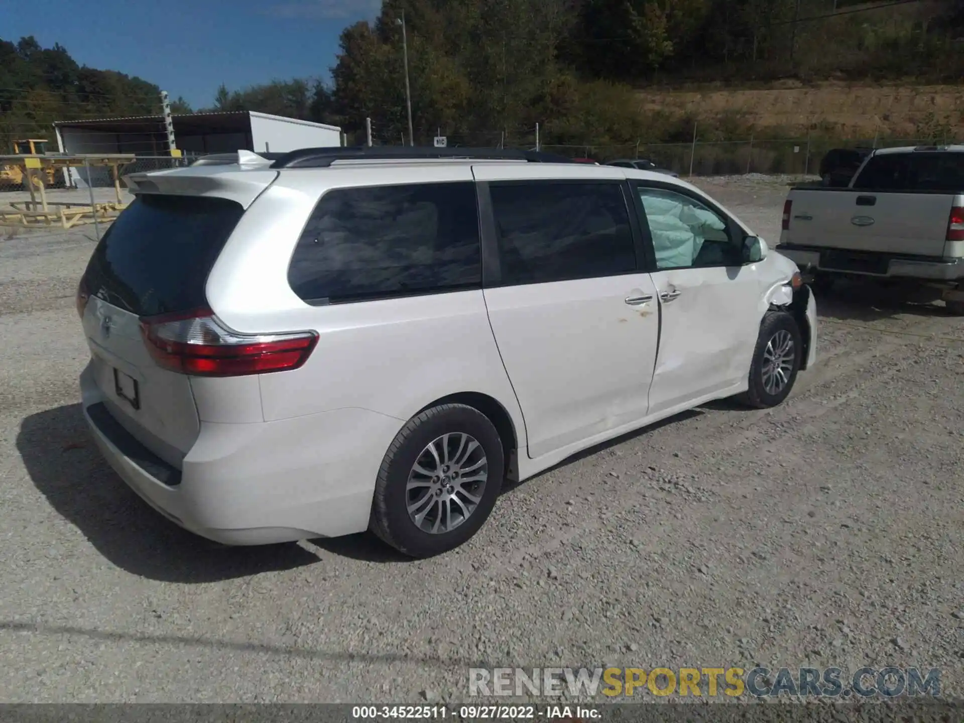 4 Photograph of a damaged car 5TDYZ3DC7KS970149 TOYOTA SIENNA 2019