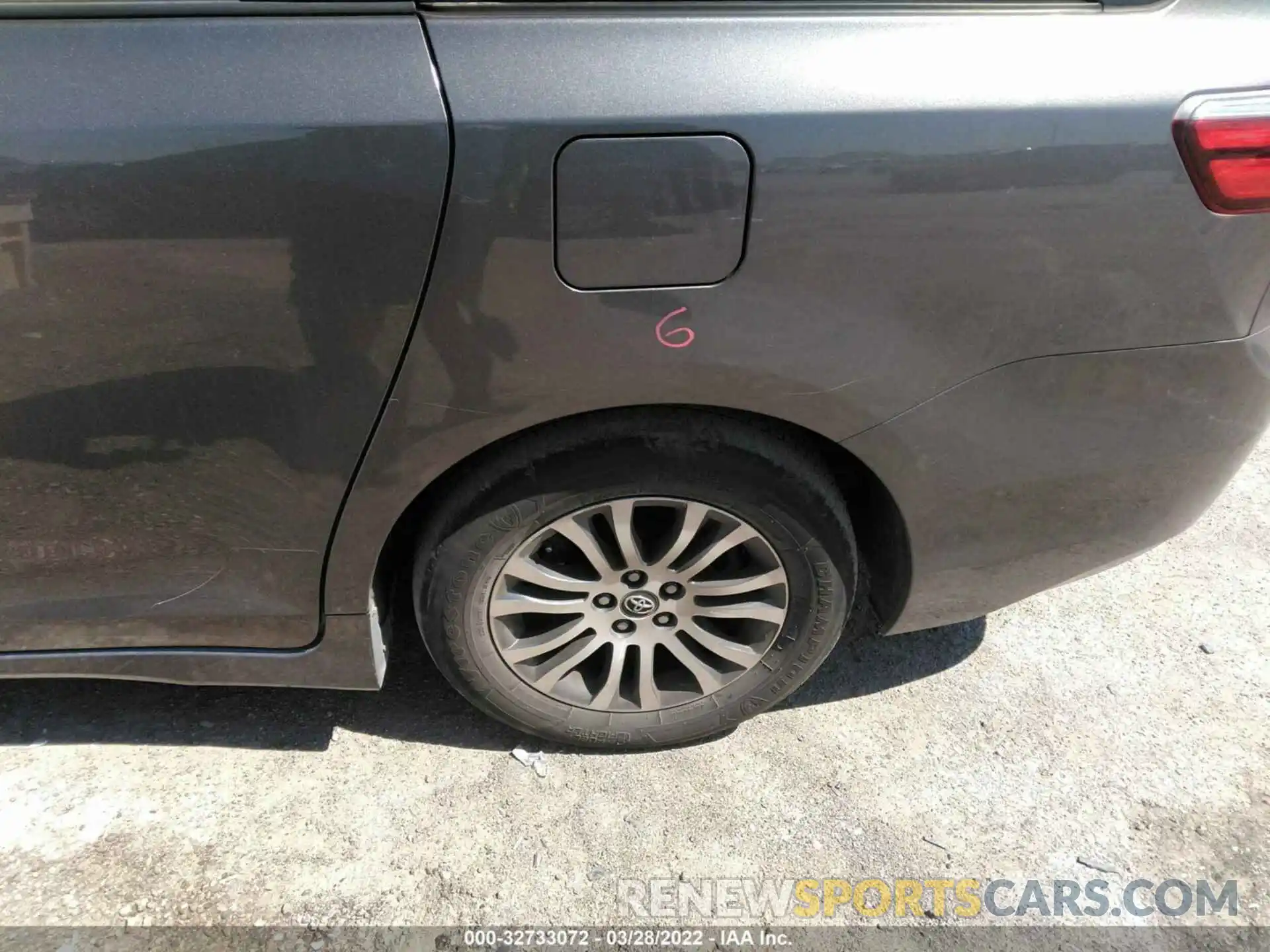 13 Photograph of a damaged car 5TDYZ3DC7KS972001 TOYOTA SIENNA 2019