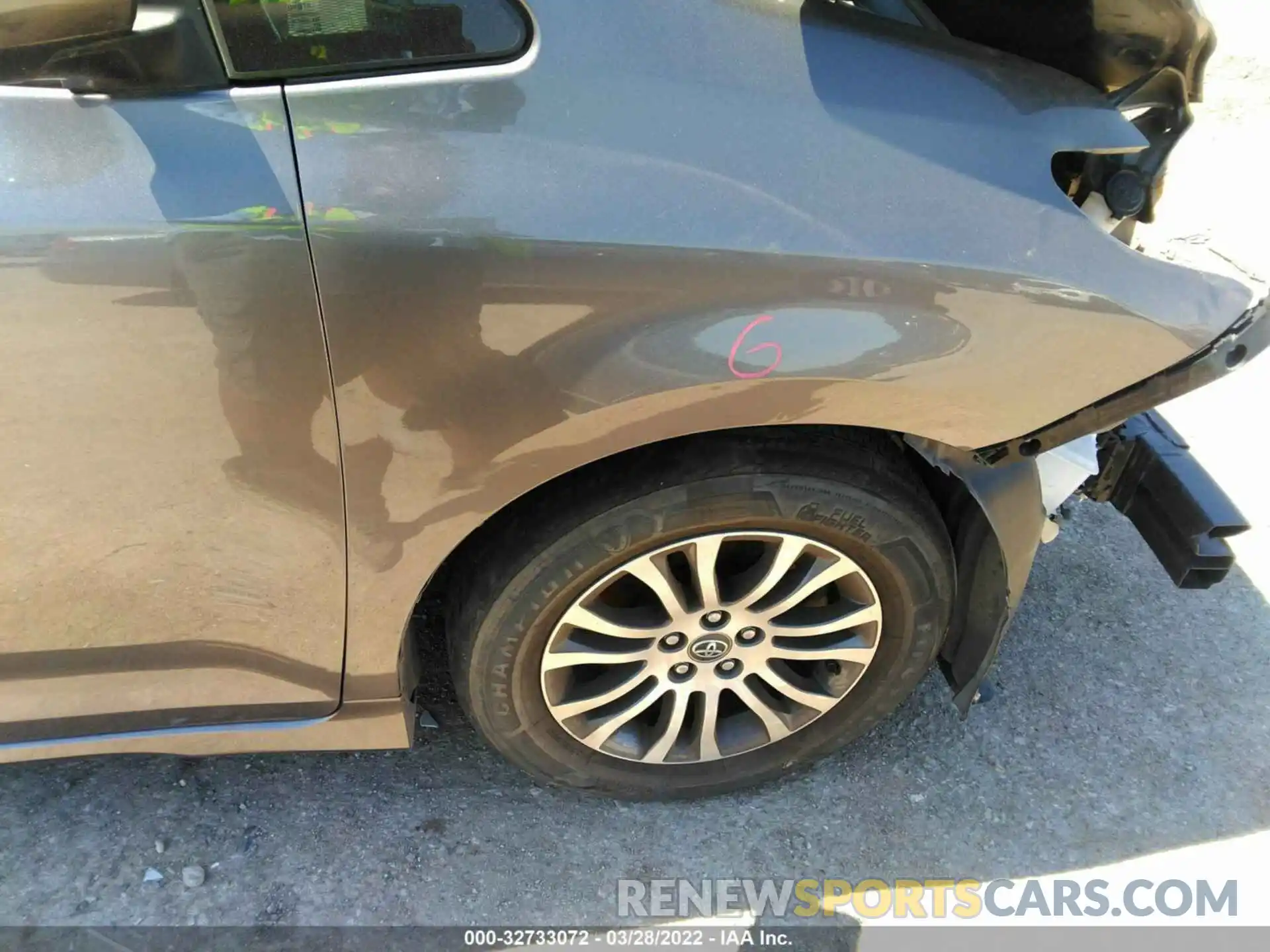 14 Photograph of a damaged car 5TDYZ3DC7KS972001 TOYOTA SIENNA 2019