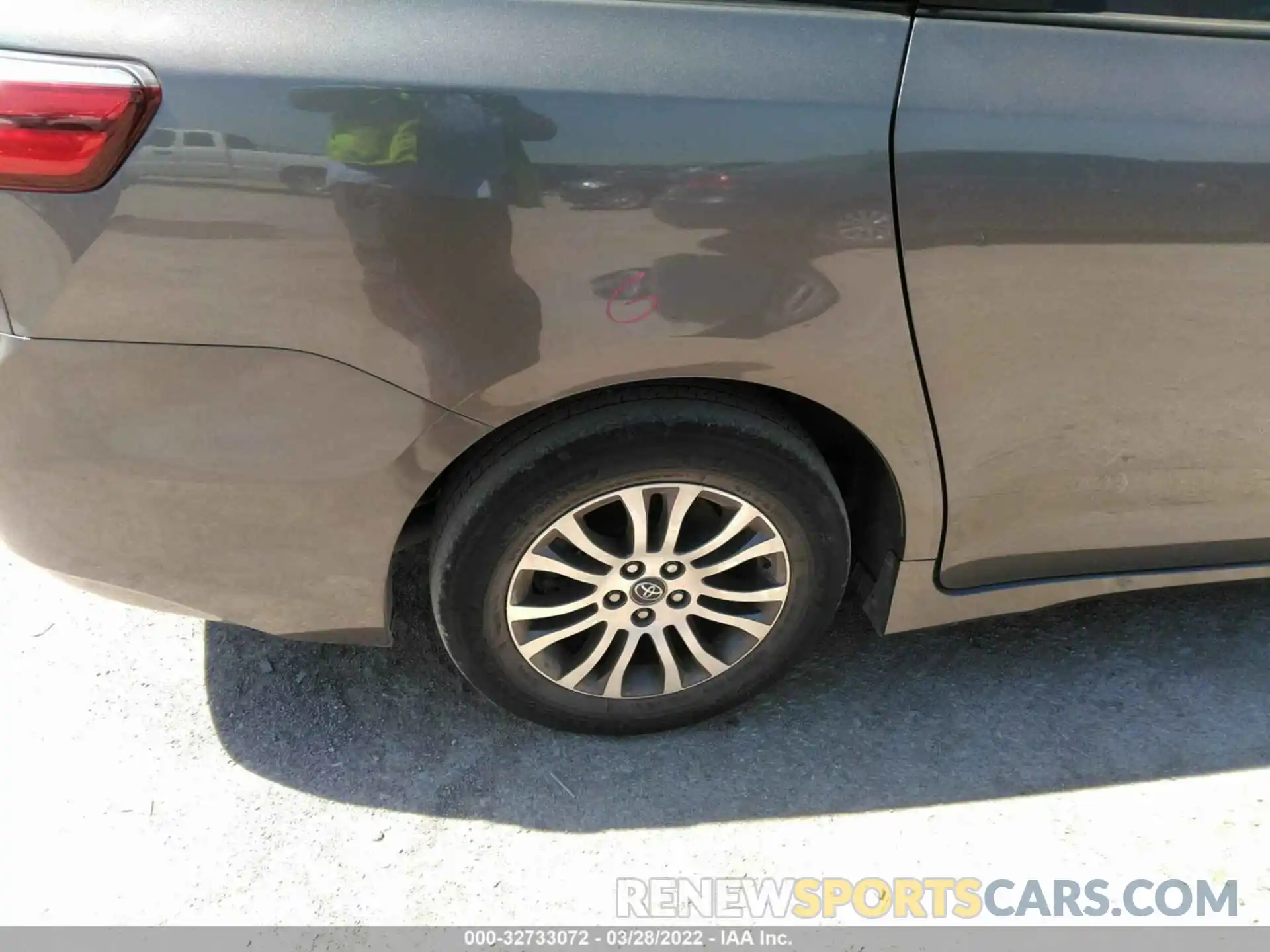 15 Photograph of a damaged car 5TDYZ3DC7KS972001 TOYOTA SIENNA 2019