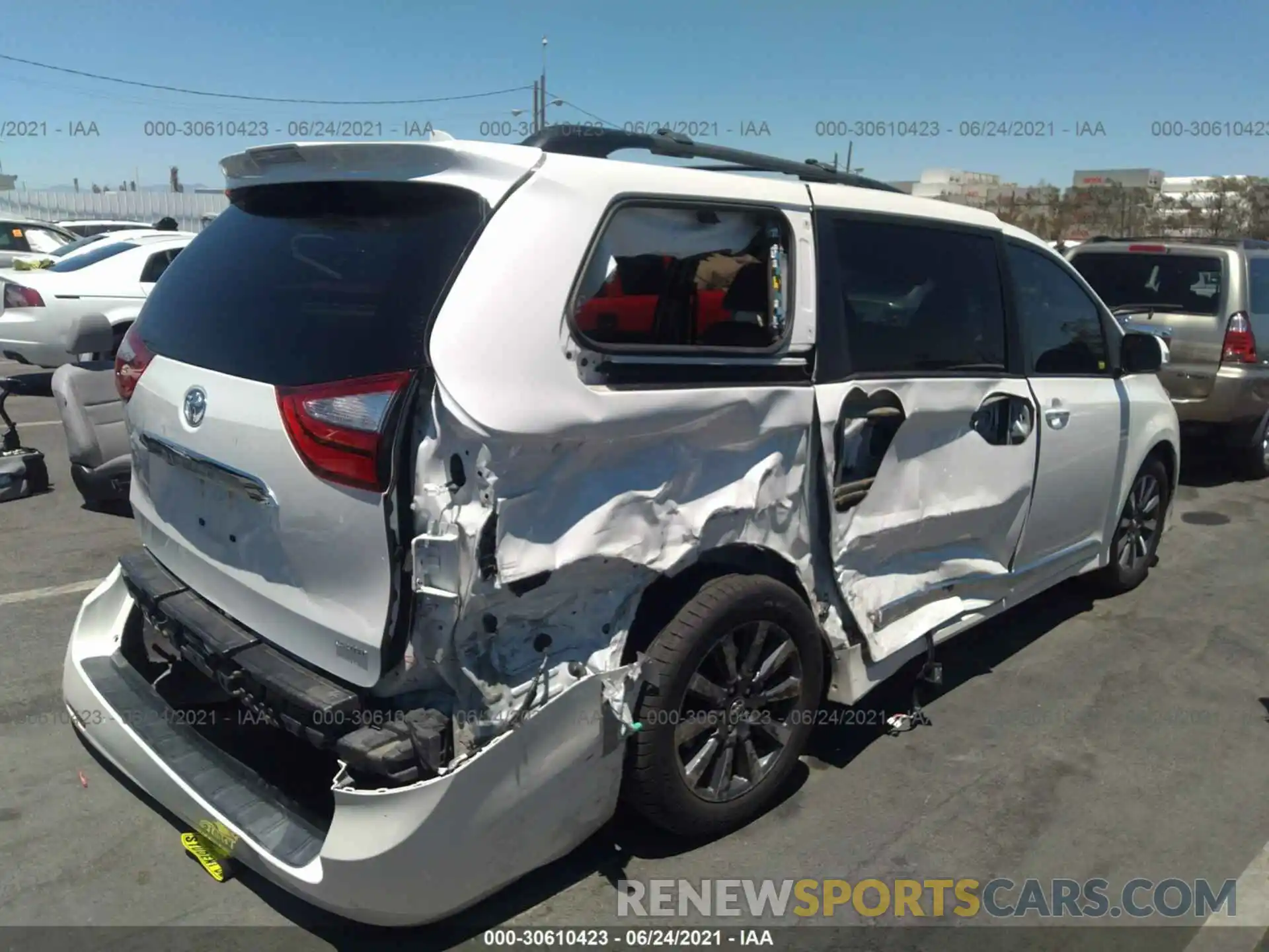 4 Photograph of a damaged car 5TDYZ3DC7KS972466 TOYOTA SIENNA 2019