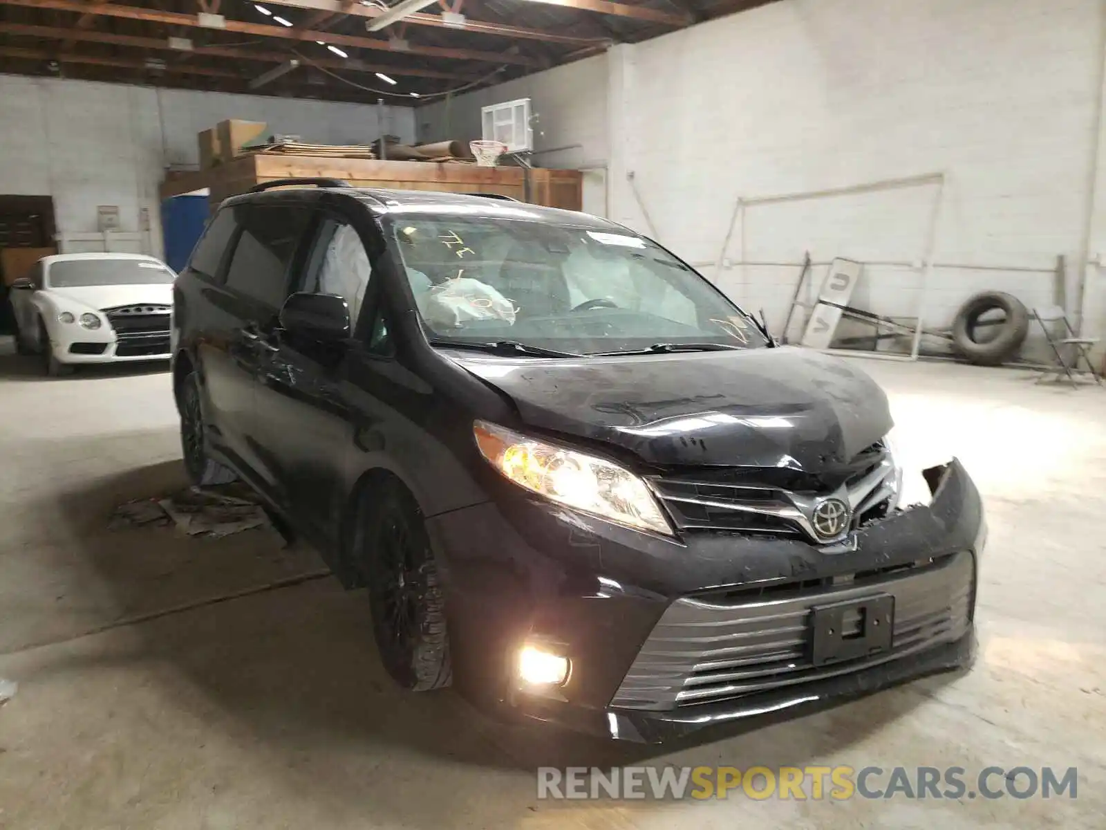 1 Фотография поврежденного автомобиля 5TDYZ3DC7KS972855 TOYOTA SIENNA 2019