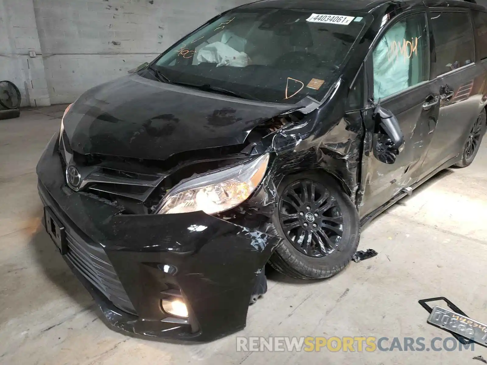 9 Photograph of a damaged car 5TDYZ3DC7KS972855 TOYOTA SIENNA 2019